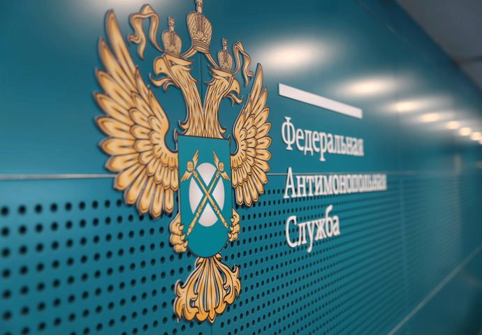 ФАС проверит тарифы на коммунальные услуги на предмет экономической обоснованности В частности проверка коснётся электроснабжения теплоснабжения водоснабжения и водоотведения газоснабжения Отмечается что с начала февраля ФАС начал проверки на предмет экономической обоснованности расходов которые включены в тарифы в Тюменской области Ханты Мансийском автономном округе Югре и в Ямало Ненецком автономном округе Плановые проверки пройдут в Сахалинской и Псковской областях а также Республике Удмуртия Кроме того в течение года территориальные органы ФАС проведут отдельные проверки тарифных решений в сферах теплоснабжения водоснабжения и водоотведения В ФАС напомнили что с 1 января 2026 года базовая ставка НДС увеличилась на 2 что должно повлечь корректировку стоимости коммунальных услуг при этом без полного учета повышения а всего на 1 7 Подчеркивается что это изменение только налогообложения а не пересмотр регулируемых тарифов которые утверждаются отдельно