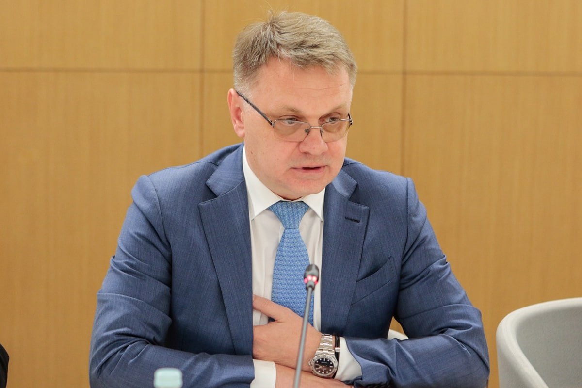 ИНТЕРВЬЮ Заместитель министра юстиции Российской Федерации Максим Бесхмельницын в интервью РИА Новости ответил на вопросы, касающиеся законопроекта Минюста России, который предусматривает, что с его принятием судебные представители будут обязаны иметь статус адвоката. Документ вызывал дискуссию как в СМИ, так и в профессиональной юридической среде. Максим Бесхмельницын объяснил суть предлагаемых изменений, рассказал, не приведут ли они к подорожанию услуг адвокатов, хватит ли в России адвокатов для того, чтобы обеспечить услугами население и как новые адвокаты будут работать после того, как закон будет принят. Вопрос о необходимости профессионализации юридических услуг и судебного представительства как их части не является чем-то новым. В свое время Минюст выходил с инициативой, направленной на необходимость проведения системных изменений в этой сфере. Был разработан проект концепции регулирования рынка профессиональной юридической помощи, в котором содержался ряд решений, направленных на повышение уровня защиты прав и законных интересов граждан и организаций, а также разрешение проблем, препятствующих эффективной реализации конституционных прав человека и гражданина на доступ к правосудию. Читать интервью на сайте ФПА.