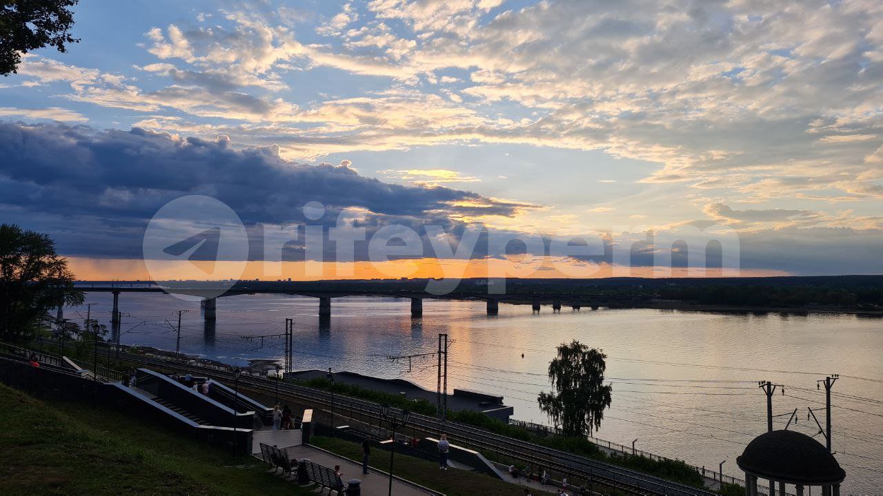 В Минздраве Пермского края рассказали о состоянии подростков, упавших с Коммунального моста в Каму. Все произошло вечером 5 июля. 17-летний парень залез на перила во время съёмки видео для соцсетей. В какой-то момент он сорвался и упал с моста. Его 16-летний приятель прыгнул в воду, чтобы спасти друга. 17-летний подросток госпитализирован и находится в состоянии средней степени тяжести. Второй юноша от госпитализации отказался, пишет портал «ПроПермь». Спасти ребят помог мужчина на лодке, который доставил их на берег в районе станции Пермь-1. Источник ЧП Пермь Прислать новость