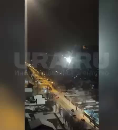 Мотоциклист с фейерверком устроил опасное шоу в Екатеринбурге