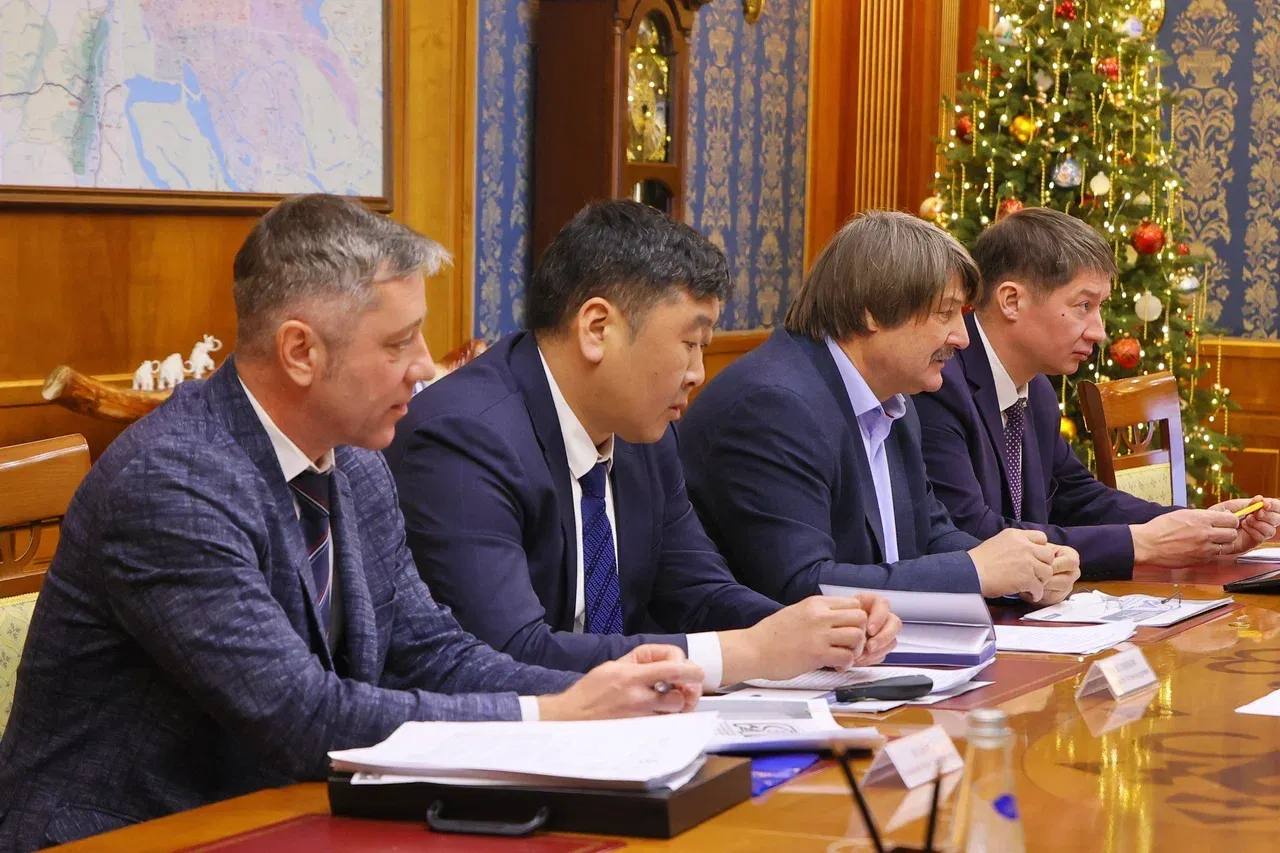 Компания Железные дороги Якутии увеличила на более чем 8 объем пассажироперевозок в 2025 году Глава Якутии Айсен Николаев рассмотрел предварительные итоги финансово хозяйственной деятельности Железных дорог Якутии rwyakutia в 2025 году и планы на 2026 й Железнодорожная компания в 2025 году увеличила объем пассажирских перевозок Компания работает уверенно В 2025 году ожидается перевозка 458 тысяч пассажиров что на более чем 8 выше уровня прошлого года В 2026 году ожидается прирост пассажиропотока приблизительно на 1 2 до 464 тысяч пассажиров Железные дороги Якутии проводят очень активную социальную политику При поддержке компании сегодня введен Многофункциональный молодежный центр Патриот Это пример большой ответственности Компания также на хорошем уровне поддерживает семьи своих работников подчеркнул Глава Якутии Как сообщил генеральный директор Акционерной компании Железные дороги Якутии Василий Шимохин ключевыми факторами определяющими финансово хозяйственную деятельность компании в 2025 году явились снижение объемов погрузки угля со станций Чульбасс и Денисовский угледобывающим предприятием АО Колмар в связи со снижением провозной способности Восточного полигона старт перевозок железной руды с нового разъезда Тит отладка производственных процессов по отправке контейнерных поездов с собственного грузового терминала на станции Столбовая в Московской области За 2025 год ожидается объем перевозки грузов 7 8 миллиона тонн что составляет 91 9 к факту 2024 года и 109 к плану Компанией обеспечена доставка грузов в рамках Северного завоза в полном объеме Ключевую роль здесь сыграл запуск регулярной отправки ускоренных контейнерных поездов с собственного грузового терминала Столбовая в Подмосковье Если в 2024 году мы отправили 30 контейнерных поездов то по итогам 2025 года 69 сообщил Василий Шимохин По его словам с каждым годом компания продолжает наращивать объемы инвестиций в основное производство Ожидаемые инвестиции в 2025 году составят 1 7 млрд рублей что на 465 млн рублей или на 37 2 больше инвестиций прошлого года Их объем в 2026 году планируется увеличить до 4 4 млрд рублей что в 2 6 раза выше уровня 2025 года Основные направления инвестиций включают объекты строительства железнодорожной инфраструктуры реконструкцию линии Сковородино Рейново включая станцию Рейново и пункт пропуска Джалинда Мохэ Планируется продолжить работы по расширению станции Чульбасс Мы практически на 80 закончили бетонные работы на пункте пропуска Джалинда Мохэ Приступили к поставке материалов для строительства самого пограничного перехода Планируем в мае пригласить пограничников и таможенников на приемку первого объекта пункта сообщил Василий Шимохин Значительную долю средств планируется направить на приобретение магистральных локомотивов и обновление парка пассажирских вагонов Кроме того в 2026 году компания продолжит расширение производственных мощностей локомотивного депо станции Алдан и оснащение пункта ремонта и экипировки вагонов на станции Нижний Бестях В соответствии с инвестиционной программой запланировано приобретение оборудования для систем обслуживания железнодорожной инфраструктуры обеспечения безопасности движения и информационной системы Строительство компанией железнодорожной инфраструктуры отвечает задачам реализации пунктов моего стратегического указа по развитию транспортной инфраструктуры республики Поэтому эти проекты поддерживаются республикой Хочу выразить благодарность коллективу компании и пожелать успехов в 2026 году заключил Глава Якутии Айсен Николаев единаяроссия сахасирэ ольгабалабкина мыработаем россия якутия арктика экология арктическаяякутия Подписывайтесь на канал t me balabkinaov