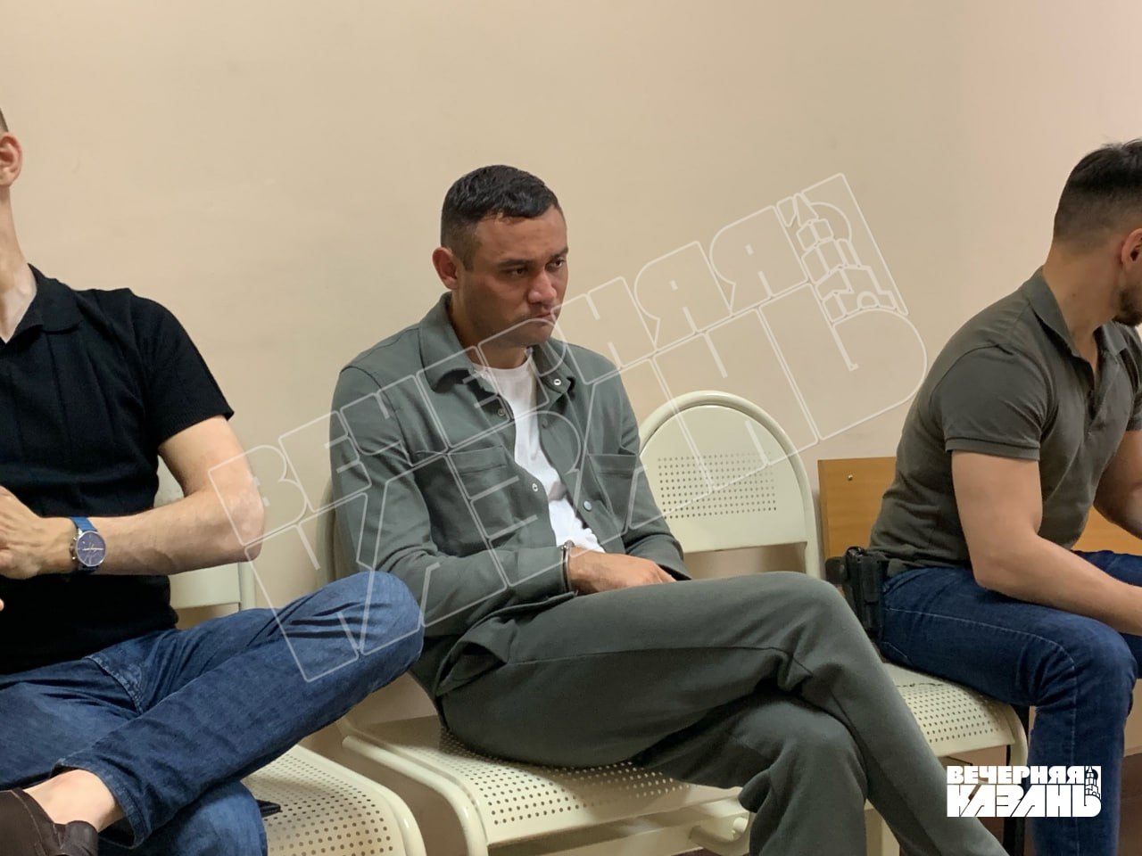Директора фирмы, занимавшейся банкротством граждан, арестовали в Казани Марселя Миннекаева обвиняют в мошенничестве на 41 миллион рублей. Следователи считают, что в компании перед банкротством клиентов помогали им взять новый кредит, чтобы сразу же «списать» его со старыми долгами. За это фирма брала процент с нового займа. Бизнесмен полностью признал вину и раскаялся, однако суд отправил его под стражу до 25 августа. Подписаться на «Вечерку»