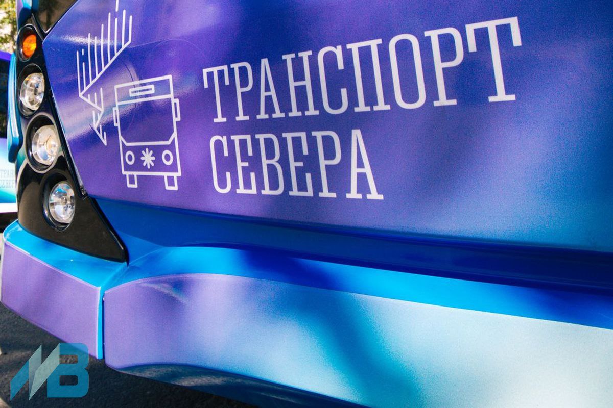 Напрямую к океану из аэропорта Мурманск запущен беспересадочный автобус в Териберку Добираться до Териберки из аэропорта теперь можно без пересадок в Мурманске С 21 января по поручению губернатора Андрея Чибиса запускается новый ежедневный автобусный маршрут 241Э Автобусы большого класса будут курсировать по следующему графику Отправление от ж д вокзала Мурманска в 9 00 из аэропорта в 10 15 Прибытие в Териберку в 13 30 Обратный рейс из Териберки в 16 30 Заезд в аэропорт в 19 30 прибытие в Мурманск в 20 00 Стоимость проезда на полном маршруте составит 776 рублей Поездки будут выполняться по регулируемым тарифам а в случае сложных погодных условий автобусы обеспечит сопровождением дорожная техника Билеты доступны в кассах автовокзала и у водителей