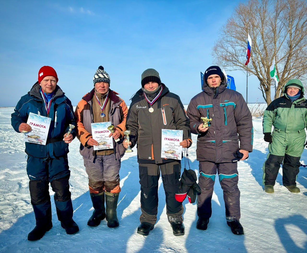 На водохранилище Орлово под Курганом накануне прошел Кубок по ловле на мормышку со льда в личном зачёте.  Организаторы говорят, что погода была слишком суровой для проведения соревнований: температура воздуха доходила до минус 20 градусов, дул холодный, пронизывающий насквозь ветер.    — Турнир из морозной погоды был совсем коротким — всего три часа, но участники боролись как настоящие морские львы! Были и те, кто по разным причинам снялся с турнира, — комментируют судьи.    Победителем стал Никита Иванский с 1086 баллами, вторую строчку турнирной таблицы занял Юрий Тарасов, а третье место — Евгений Тарасов, сообщает группа во "ВКонтакте" "Время рыбалки45".     В номинации BIG FISH лидером признан Михаил Немкин с окунем весом 244 грамма.