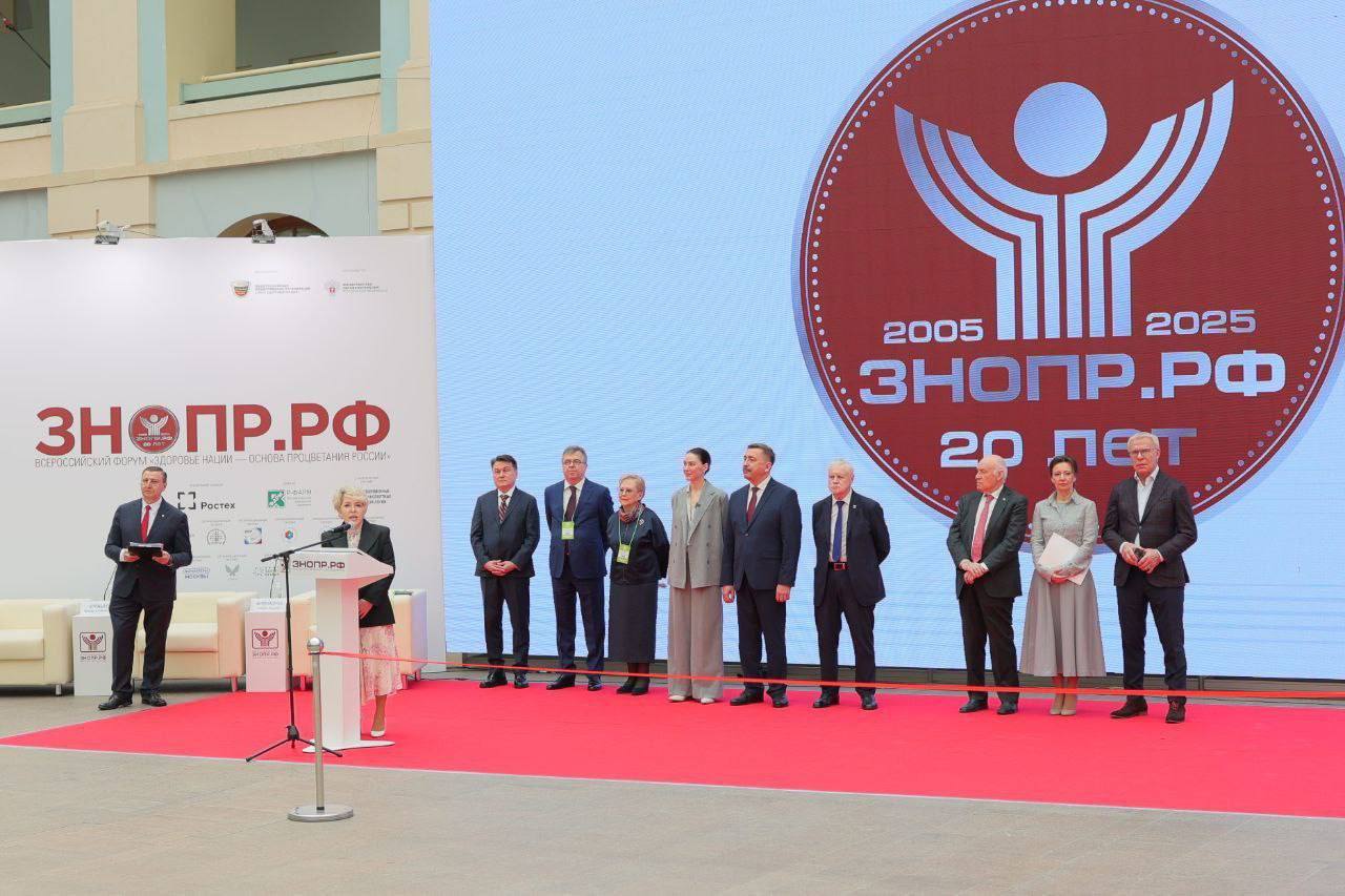 Общественный рейтинг здоровья регионов появится в России. Об этом заявил президент Лиги здоровья нации, главный внештатный специалист сердечно-сосудистой хирургии Минздрава России Лео Бокерия на юбилейном ХХ Всероссийском форуме «Здоровье нации - основа процветания России». Партнером и одним из соорганизаторов форума выступила Всероссийская ассоциация развития местного самоуправления ВАРМСУ . Являясь омбудсменом муниципального сообщества страны, ассоциация представляет интересы муниципалитетов в обсуждении национальных и региональных инициатив. По словам Ирины Гусевой, сопредседателя ВАРМСУ, за два десятилетия форум стал местом, где каждый муниципалитет может внести свои предложения по вопросам здоровья: «На форум приехали представители муниципальных образований со всей страны, чтобы вместе с федеральными органами власти, экспертами в сфере медицины, общественными институтами выработать решения по тем вопросам, которые обозначают граждане».