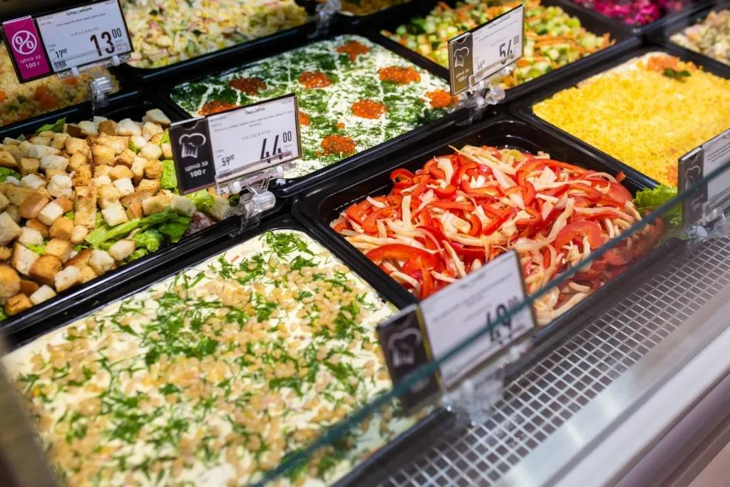 В Госдуме предлагают запретить продажу готовой еды в магазинах Законопроект предусматривает запрет на приготовление блюд прямо в торговых залах и использование продуктов со сроком годности менее 24 часов Авторы инициативы утверждают что торговые сети часто нарушают санитарные нормы а покупателям нередко продают еду из почти просроченных продуктов КК