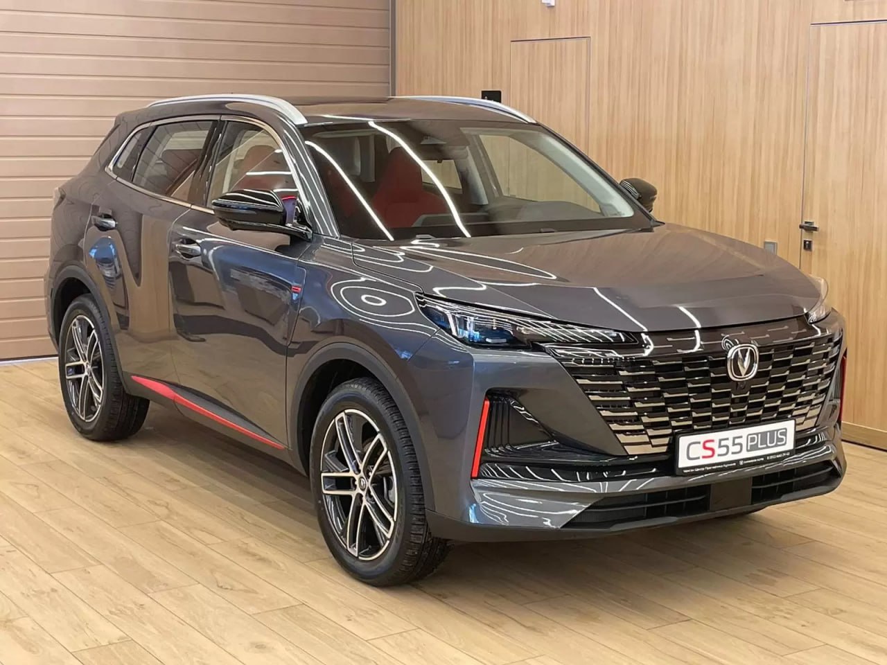 Changan тратит 20 от каждой машины на скидки Об этом в интервью Интерфаксу рассказал исполнительный директор Чанъань Моторс Рус Александр Кулагин По его словам это своего рода субсидия позволяющая клиенту получить адекватную ставку по кредиту до 10 или рассрочку Все это делается не от хорошей жизни Это условия на которых клиент сегодня готов покупать машину сказал Кулагин Еще он рассказал что примерно половину продаж Changan на российском рынке формирует переднеприводный кроссовер Changan UNI S ранее носивший название Changan CS55 Получается не верят россияне в эффективность полного привода у китайцев