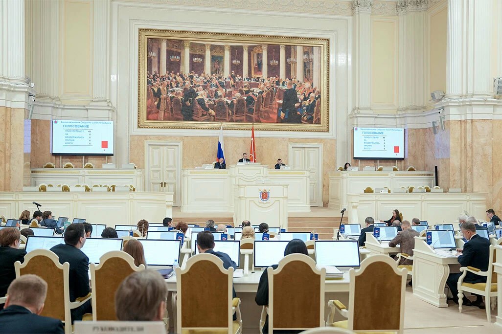 Бельский раскритиковал чиновников Смольного за затянувшийся снос ТЦ у метро Приморская Председатель Законодательного собрания Санкт Петербурга Александр Бельский на сессии 21 января публично отчитал врио председателя комитета по контролю за имуществом ККИ Михаила Сергеева за снос ТЦ у метро Приморская Вы просто развалили кусок здания и ушли в суды А вы думали не будут судиться с вами Разломали и ушли Целеполагание ваше было понятно Но что там сейчас творится Вы начали процедуру еще летом и до сих пор там как после бомбежки возмутился спикер заксобрания  Критика Бельского прозвучала в ходе обсуждения законопроекта направленного на устранение системной проблемы привлечение к ответственности собственников незаконно размещенных киосков и ларьков Сейчас ответственность чаще всего несут арендаторы а не собственники  Депутаты поддержали законопроект в первом чтении   Подробнее в материале на нашем сайте assembly spb ru Telegram Max