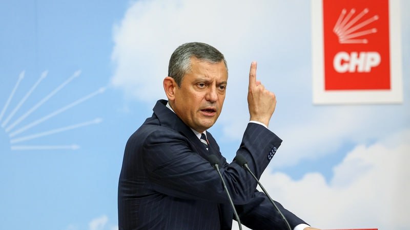 Sözcü назвал сегодняшнее выступление главы Республиканской народной партии chp Озгюра Озеля его самой резкой речью Озель на внеочередном заседании Центрального исполнительного комитета партии заявил, что президент Турции Эрдоган предлагал ему своего рода «политическую взятку». По его словам, речь шла о том, чтобы он отказался от активной борьбы на общенациональном уровне и сосредоточился только на столичной политике: «Сказал мне — оставайся в Анкаре, занимайся делами там». Озель открыто отверг это предложение и заявил: «Вместо того чтобы с твоего позволения оставаться в Анкаре, я лучше с честью сяду в тюрьму в Силиври». Он назвал уголовные дела против мэров от chp частью политического давления и попыткой «устранить выборы как последнее прибежище воли народа». «19 марта они начали войну - три прокурора, три судьи и горстка людей пытаются устранить последнее, что осталось у народа - выборы. Уже 108 дней мы сопротивляемся, а наших мэров, кандидата в президенты и десятки чиновников держат за решёткой».