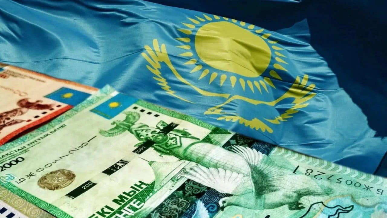 Госдолг и неэффективное планирование: аудит выявил антирекордные изменения в бюджете Казахстана Высшая аудиторская палата Казахстана ВАП представила отчет об исполнении бюджета за 2024 год, выявив серьезные проблемы в финансовой сфере страны. В парламенте обсуждается отчет правительства и ВАП, в котором отмечается, что в 2024 году расходы бюджета уточнялись 13 раз, что является антирекордом за последние пять лет. Согласно заключению ВАП, доходы бюджета были уменьшены на 12% 2 трлн тенге , однако даже скорректированный показатель не был достигнут, план по доходам не выполнен на 609 млрд тенге. Госаудиторы также обратили внимание на чрезмерную зависимость регионов от трансфертов из Национального фонда. В заключении ВАП отмечено, что почти половина расходов республиканского бюджета покрывается за счет трансфертов из Нацфонда и заемных средств. В результате нехватки средств на контрольном счете наличности республиканского бюджета в 2024 году не было освоено 422 млрд тенге.