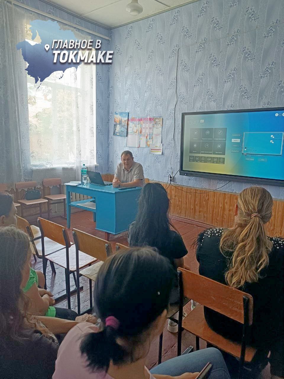 В селе Шевченково Пологовского муниципального округа прошел Совет, посвященный профилактике детского травматизма в летний период  Мероприятие было инициировано Главой округа и собрало 13 педагогов и 22 родителей учащихся. Основным вопросом обсуждения стало создание безопасных условий для досуга детей в летние каникулы, а также способы привлечения школьников к активным и безопасным видам отдыха.  Участники обменялись мнениями о развитии системы летней занятости для несовершеннолетних и обсудили возможность медицинских обследований для отдыха в детском оздоровительном лагере. Родители также смогли задать вопросы по обучению своих детей. Алексей Салмин отметил важность безопасности детей в условиях сложной ситуации, связанной с атаками на население, и выразил надежду на скорое улучшение обстановки.