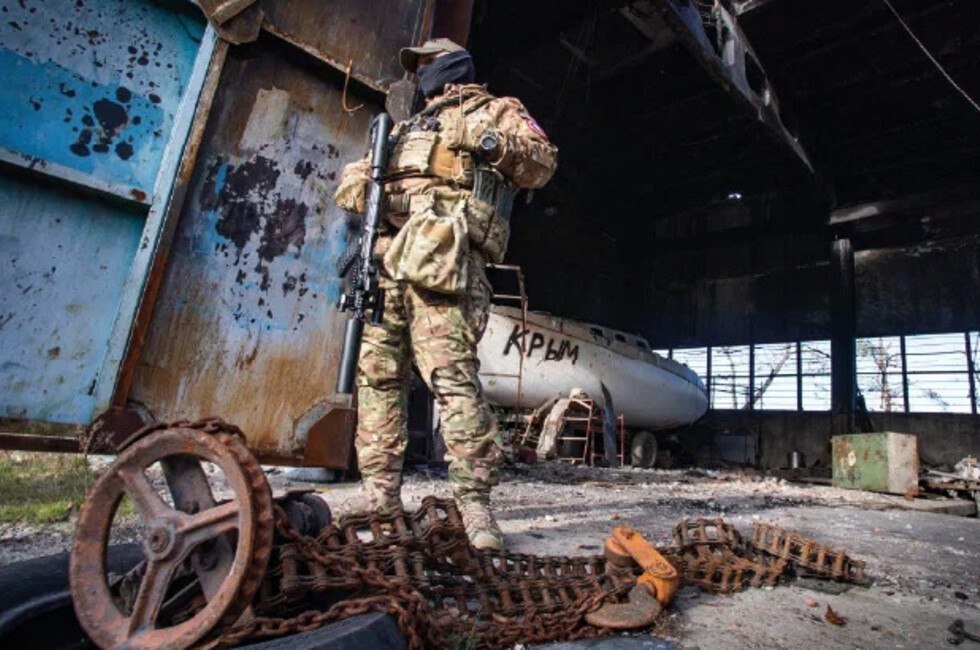 «Таврида.АРТ»: военные фото «зазвучат» благодаря проекту #СВОяМУЗЫКА Мультимедийный проект #СВОяМУЗЫКА объединил в себе фотографии, музыку и личные истории. Создатели экспозиции вдохновлялись в том числе работами военных корреспондентов — Дениса Григорюка из Донецка и Дмитрия Макеева из Симферополя. Контент для выставки в течение недели писали 49 авторов-исполнителей и инструменталистов из 19 регионов страны, включая участников и очевидцев СВО. Услышать музыкальное сопровождение можно будет, отсканировав QR-коды, размещенные рядом с фотографиями. Фото: Пресс-служба арт-кластера «Таврида» Читать полностью Подписаться