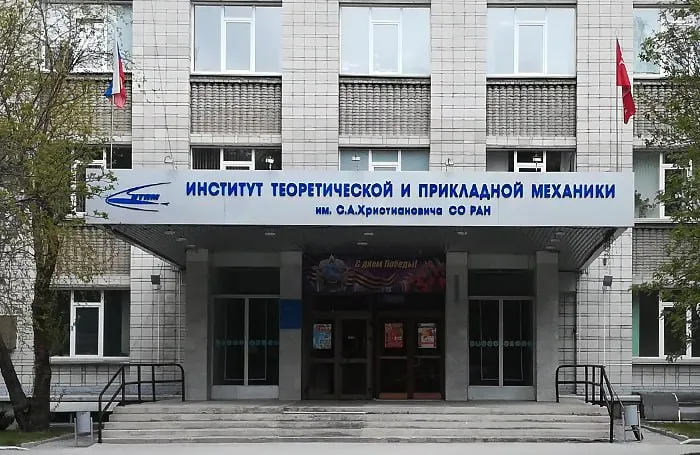 Двое учёных физиков получили по 12 с половиной лет колонии по делу о госизмене Решение вынес суд в Новосибирске пишет газета Коммерсант Речь идёт о научном сотруднике Института теоретической и прикладной механики ИТПМ им С А Христиановича Сибирского отделения РАН основателе лаборатории Аэрогазодинамика больших скоростей Валерии Звегинцеве и его коллеге и соавторе из Томска Владиславе Галкине Учёных задержали в 2023 году По данным газеты поводом для уголовного преследования могла стать публикация статьи о газовой динамике в зарубежном журнале Ранее 15 лет колонии получил бывший директор ИТПМ Александр Шиплюк его также признали виновным в госизмене связанной с передачей данных представителям зарубежных стран Бывшего главного научного сотрудника ИТПМ Анатолия Маслова осудили за госизмену на 14 лет Подписывайтесь на Подъём в MAX и Telegram