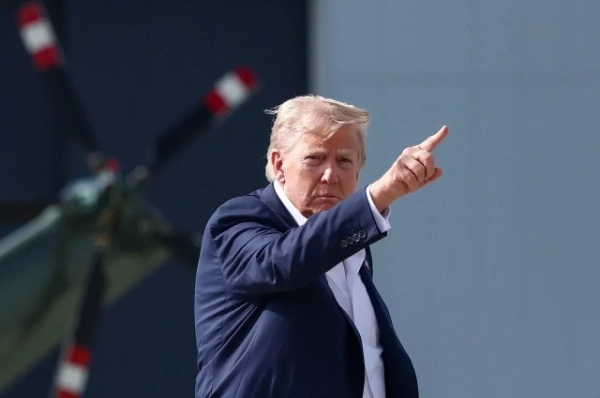Берманн: Трамп загнал себя в ловушку новым сроком урегулирования по Украине  Американский лидер Дональд Трамп загнал себя в ловушку, сократив срок на достижение договоренностей России с Украиной с 50 до 10 дней, и теперь пытается «сохранить лицо», считает экс-посол Франции в России Сильви Берманн, возглавлявшая дипмиссию в 2017-2019 годах.  «Он загнал себя в ловушку, установив новый, более короткий срок урегулирования, даже не оставив себе времени всерьез обдумать имеющиеся варианты», — сказала она в интервью телеканалу LCI.  Теперь Трамп вынужден искать решение, «позволяющее сохранить лицо», именно с этой целью он отправляет своего посланника Стивена Уиткоффа в Москву, считает Берманн.  Фото: Reuters   / Все каналы АиФ / MAX