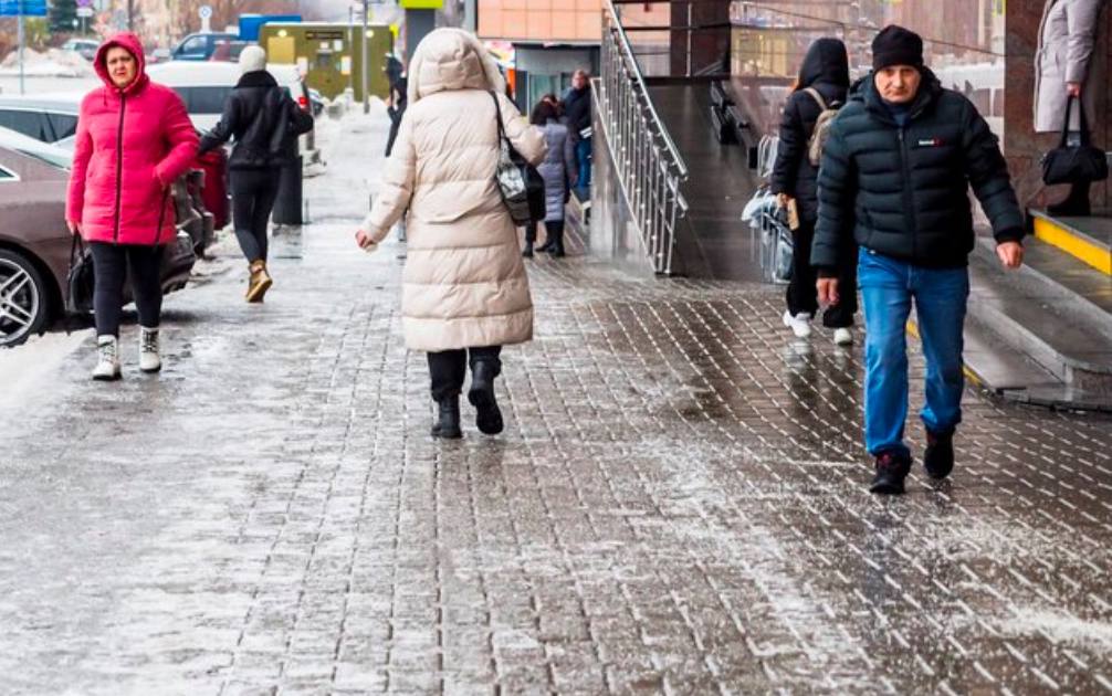 В РФ впервые опробовали антигололедный асфальт Эксперимент по кладке антигололедного асфальта сейчас проводится только в Москве Специалисты хотят выяснить насколько долго фактически смогут сохраняться его антигололедные свойства Противообледенительная добавка вносится непосредственно в асфальтобетонную смесь и придает ей противогололедные свойства за счет создания на поверхности гидрофобного слоя комментируют эксперты Сейчас такой асфальт применяется на тех дорожных участках где чаще всего образовывается гололед в горной местности у водоемов и ТЭЦ а также на мостах путепроводах и эстакадах россия общество