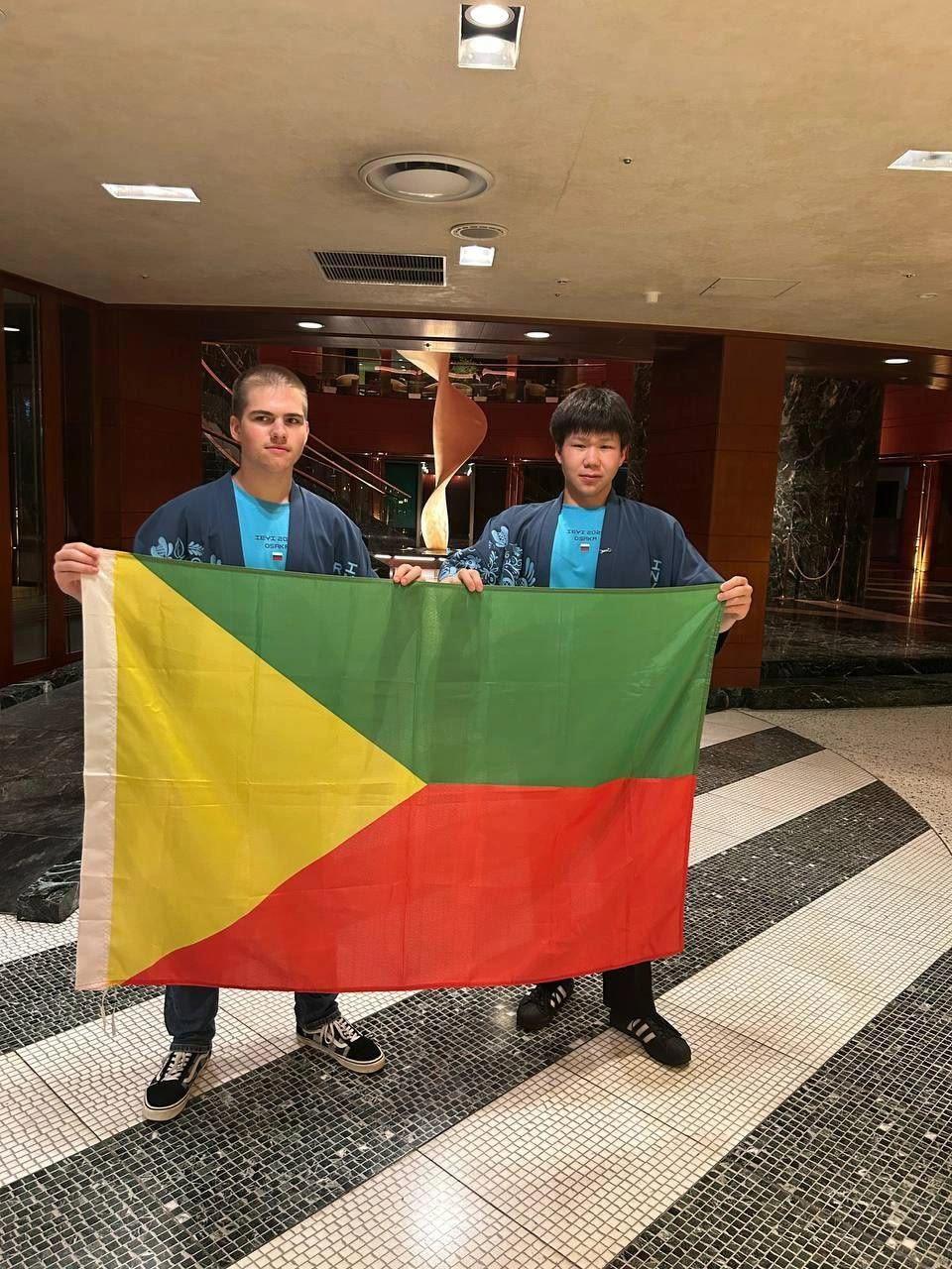 Два забайкальских школьника взяли медали на международной выставке в Японии.  В категории Convenience 15-летний читинец Олег Андрейчук получил серебро за автоматическое устройство для бесконтактной очистки подошвы обуви Dry Wind. Разработку он сделал вместе с Тихоном Ординатом из Москвы.  В категории Visionary technologies бронзу взял 18-летний выпускник Агинской окружной гимназии Аюша Готопов. Он представил циркуляционный насос системы охлаждения для двигателя внутреннего сгорания.  Оба участника отправились от IMAKE «Норникель» и достойно представили Россию.  Выставка International Exhibition for Young Inventors в Осаке проходила с 6 по 8 августа на площадке Wasse в рамках ЭКСПО-2025. Участвовали школьники из 13 стран, от России — 10 проектов.    — молодцы!  Фото: Агинская окружная гимназия-интернат во «ВКонтакте»    Подписаться