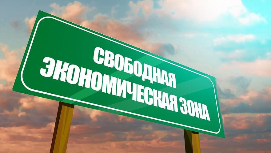 В Донбассе и Новороссии количество компаний участников свободной экономической зоны достигло 400 Сообщил зампред правительства РФ Марат Хуснуллин Свободная экономическая зона один из инструментов развития Донбасса и Новороссии механизмы которого смогли привлечь в регионы свыше 55 млрд инвестиций создать более 11 000 рабочих мест и в целом заложить основы для экономической самообеспеченности этих территорий отметил вице премьер По его словам первыми участниками СЭЗ становились промышленные предприятия поскольку они составляют основополагающую часть экономики Донбасса и Новороссии и исторически являются флагманскими При этом часть из них до прихода новых инвесторов были в упадническом состоянии или вовсе простаивали подчеркнул Хуснуллин