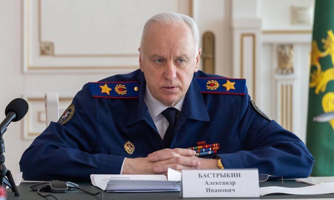 Бастрыкина заинтересовал дворник-пироман из Новосибирской области В эфире федерального телеканала сообщили, что дворник портит имущество одной из семей. Он порезал шины на автомобилях супругов и поджёг дверь, предварительно облив её жидкостью. Жители неоднократно обращались в полицию, но дворника до сих пор не привлекли к ответственности. Следственные органы СК России по Новосибирской области начали проверку в отношении сотрудников полиции, которые не приняли мер для пресечения действий мужчины. Глава ведомства Александр Бастрыкин поручил исполняющему обязанности руководителя СУ СК России по Новосибирской области Антону Бадулину представить доклад о ходе проверки и по доводам, озвученным в сюжете. Фото: СУ СКР по Новосибирской области Прислать новость