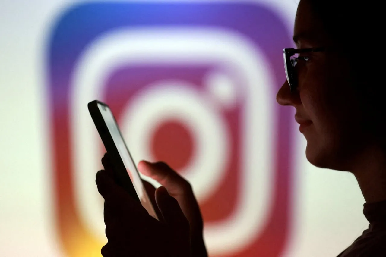 Meta внедряет сканирование лиц подростков для проверки возраста в Instagram Система будет анализировать фото и видео в поисках визуальных подсказок например оценивать структуру костей или рост человека В компании настаивают что это не функция распознавания лиц так как алгоритм определяет только возрастную группу и не идентифицирует личность По данным компании идею с передачей проверки возраста в App Store и Google Play поддерживают 88 американских родителей  Пока технологию внедрят только для пользователей в Европе Бразилии и США Ранее соцсеть уже пыталась вычислять возраст по косвенным признакам в текстах комментариях и био профиля Meta признана экстремистской и запрещена в России settersmedia news