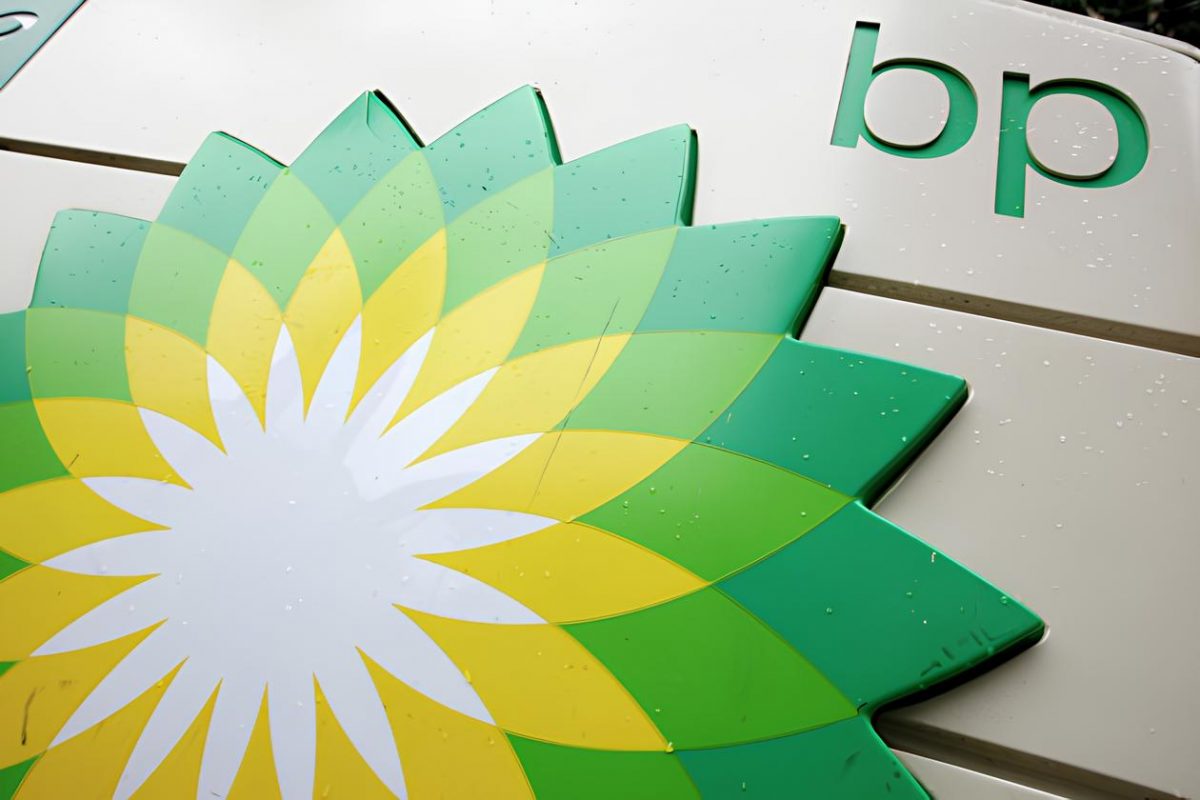 BP вернулась к нефти и в Ирак  Британская BP договорилась с правительством Ирака об участии в перезапуске и разработке нескольких крупных нефтяных месторождений в стране, сообщила компания.   Соглашение рассчитано на начальный этап и включает добычу нефти и газа в объеме более 3 млрд баррелей нефтяного эквивалента. В периметр сделки входят участки нефтяного месторождения Киркук и три соседних месторождения – Бай Хассан, Джамбур и Хаббаз, которые в настоящее время эксплуатирует NOC.  Совокупные возможности по добыче ресурсов в пределах контракта и прилегающих территорий оцениваются до 20 млрд баррелей нефтяного эквивалента.  "Это соглашение основывается на наших давних и стратегических отношениях с правительством Ирака и обеспечивает доступ к новым существенным ресурсным возможностям в одной из самых богатых углеводородами провинций мира. Оно позволит нам применить наш опыт управления гигантскими месторождениями для реализации потенциала этого важного актива для Ирака, работая вместе и в тесном партнерстве с NOC и NGC", – отметил исполнительный вице-президент BP Уильям Лин.  По условиям соглашения, BP будет работать с NOC, NGC и новым оператором для стабилизации и роста добычи. Оно будет включать программу бурения, восстановление существующих скважин и объектов, а также строительство новой инфраструктуры, включая проекты по расширению газовых месторождений.  В соответствии с соглашением вознаграждение BP будет привязано к растущим объемам добычи, цене и затратам. BP ожидает, что проект начнется в 2025 году.