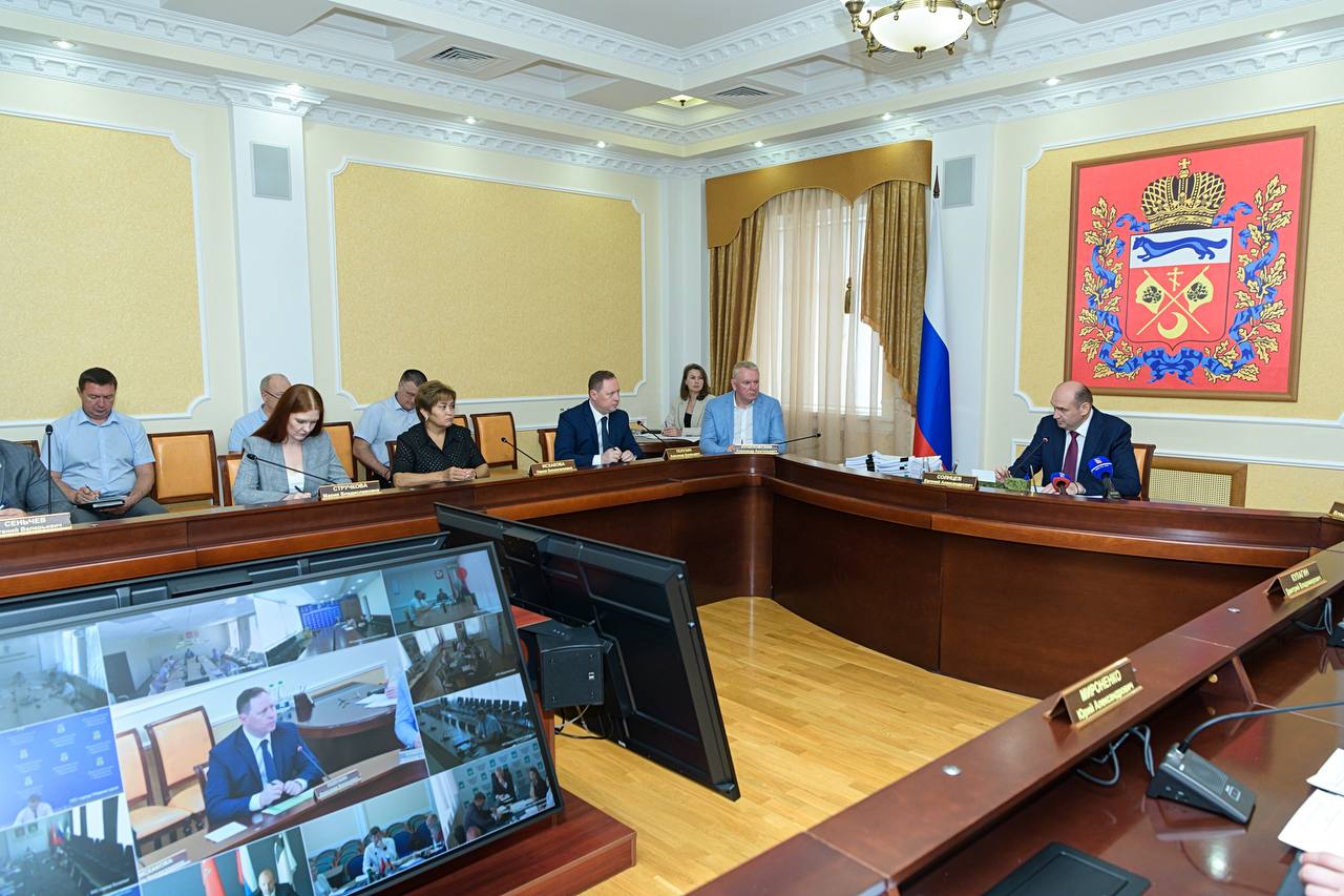 Промышленные предприятия смогут получить господдержку на лизинг и НИОКР  Порядок получения субсидий утвержден сегодня, 7 июля, на заседании Правительства Оренбургской области под председательством врио губернатора Евгения Солнцева.  Оренбургские предприятия могут получить до 5 млн рублей на лизинг и до 1,5 млн рублей на научно-исследовательские и опытно-конструкторские работы.  Претендовать на субсидию могут предприятия обрабатывающего сектора, которые ведут производственную деятельность на территории региона и зарегистрированы здесь в качестве налогоплательщиков.  Инвестпроекты должны быть направлены на стимулирование модернизации и создание новых производств, разработку и внедрение перспективных технологий, учитывающих принципы наилучших доступных технологий; создание, завершение разработки и внедрение в производство новой высокотехнологичной конкурентоспособной промышленной продукции; повышение производительности труда; а также повышение уровня автоматизации и цифровизации промышленного предприятия.  Отбор получателей и заключение соглашений на предоставление субсидий в этом году осуществляются через государственную интегрированную информационную систему управления общественными финансами «Электронный бюджет». Новый порядок выдачи субсидий применяется после официального опубликования соответствующих постановлений правительства на портале.   Всю информацию можно получить в министерстве промышленности и энергетики Оренбургской области по телефонам:  3532  91-24-19, 91-24-30 и на главной странице официального сайта.