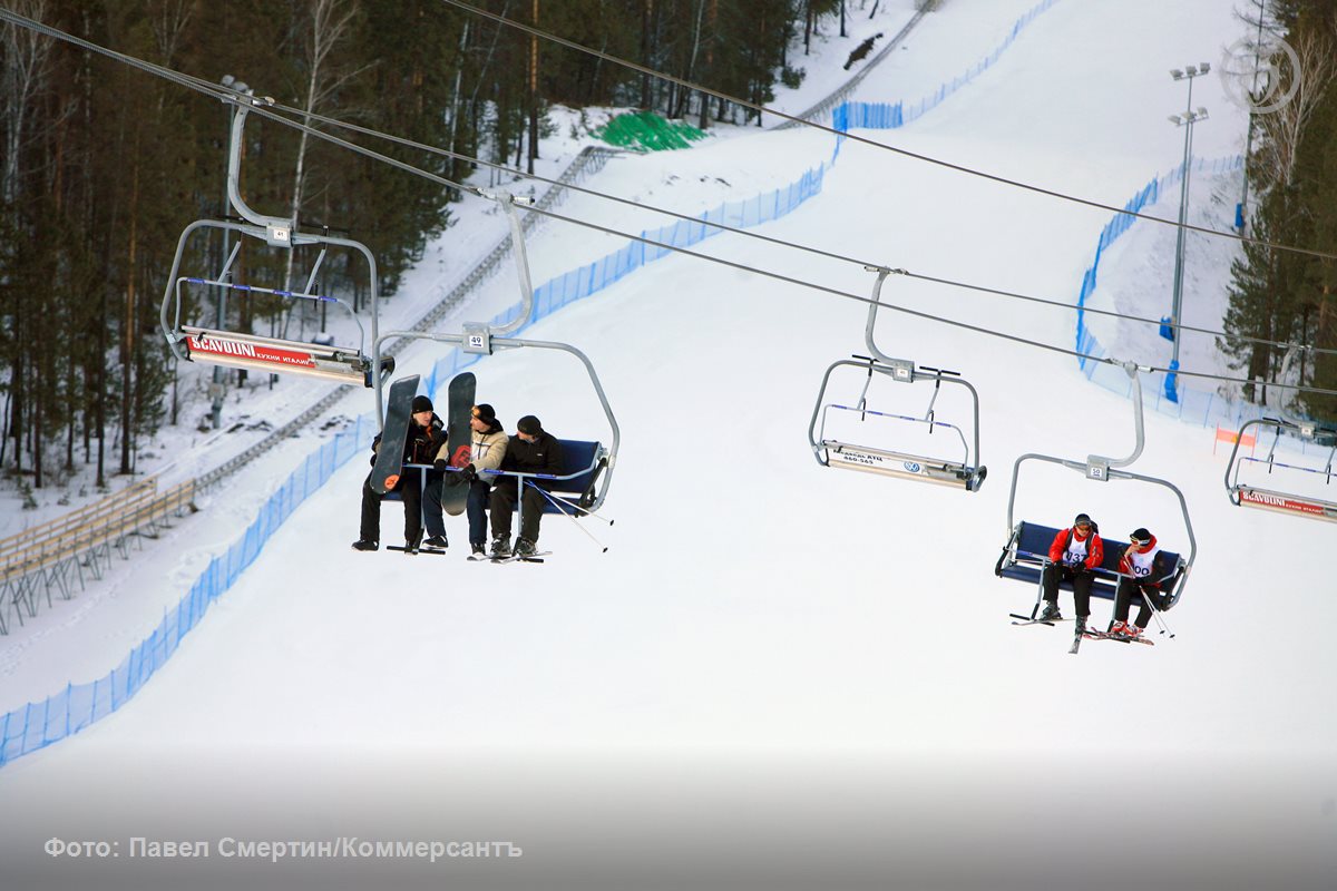 Cosmos Hotel Group стала партнером Норникеля в проекте строительства гостиницы на горнолыжном курорте Красноярска Бобровый лог минимальной оценочной стоимостью 3 45 млрд руб По мнению экспертов CHG будет выступать как профессиональный гостиничный оператор и отвечать за разработку общей концепции проекта а Норникель предоставит финансирование Как правило основными посетителями таких объектов являются местные жители этот фактор не всегда позволяет относительно быстро окупить затраты на строительство Ъузнал