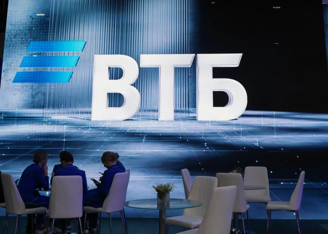 ЧИСТАЯ ПРИБЫЛЬ ВТБ ПО МСФО ЗА 10 МЕСЯЦЕВ 2025 Г ВЫРОСЛА НА 0 6 ДО 407 2 МЛРД РУБ ОТЧЕТ VTBR В октябре ВТБ сократил чистую прибыль в октябре на 11 1 год к году Чистые операционные доходы до резервов снизились на 1 5 до 77 7 млрд рублей Чистые процентные доходы увеличились на 66 до 48 3 млрд Чистая процентная маржа составила 1 8 против 1 1 годом ранее Чистые комиссионные доходы сократились в октябре на 17 6 на фоне высокой базы в октябре 2024 года до 23 9 млрд Стоимость риска снизилась на 20 б п до 0 3 ВТБ планирует провести точечную оптимизацию персонала в отдельных блоках в 2026 г ВТБ получил разрешение на вывод с баланса санкционных активов на 900 млн jkinvest news jkinvest