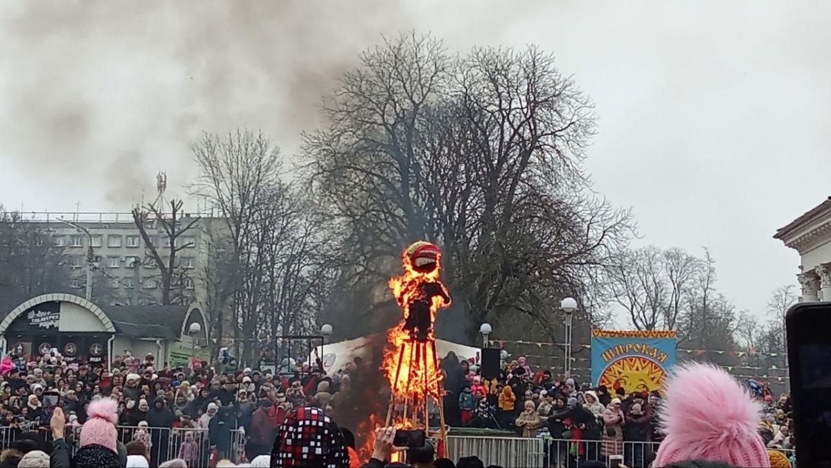 В центре Орла сожгли чучело Масленицы     Орловцы с размахом проводили зиму и сожгли чучело Масленицы, передает корреспондент «ОН».  ↗  Прислать новость   Подписаться