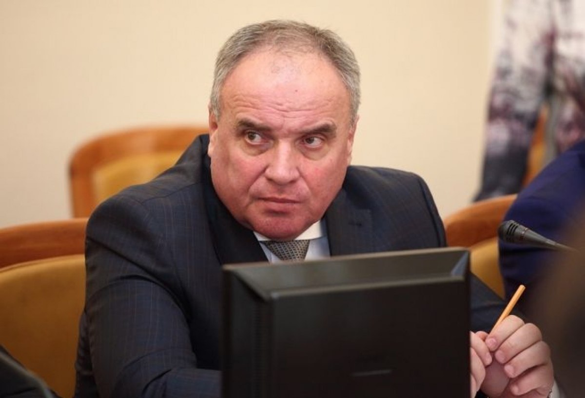 За счет взяток обустраивал коттедж своей тещи стали известны подробности уголовного дела бывшего омского вице губернатора Владимира Куприянова Детальные показания дал в суде на шефа экс директор Марьяновского интерната Башуров По версии следствия он давал Куприянову взятки саквояжем газонокосилкой деньгами стройматерилами и так далее Взамен он получал он чиновника общее покровительство премии региональную госнаграду и дополнительные бюджетные средства возглавляемому им учреждению Подробнее в этом материале Новости Омска Подписаться