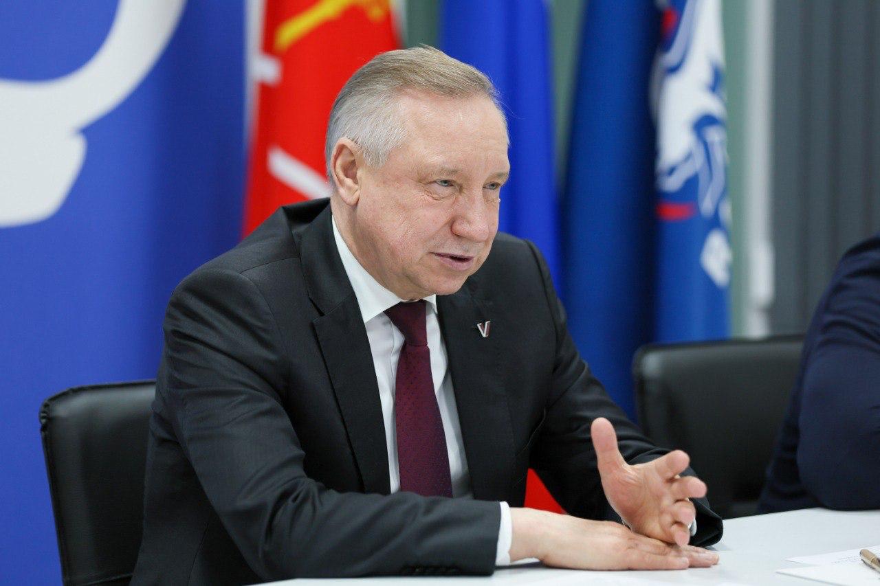 В Петербурге изменят закон о зарплате губернатора Смольный подготовил поправки в закон О губернаторе Петербурга который регламентирует зарплату главы региона Проект закона опубликован на сайте администрации города и проходит антикоррупционную экспертизу Как указано в документе все действующие доплаты будут отменены а порядок начисления зарплаты изменится В частности губернатору будут полагаться ежемесячное денежное вознаграждение ежемесячное денежное поощрение и ежеквартальное денежное поощрение Кроме того отменяется статья о выплатах за доступ к гостайне и особые условия работы Размер и порядок выплат будет приведен в соответствие с указом президента Владимира Путина от 1 апреля 2025 г Закон вступит в силу с 1 января 2026 г gov spb ru Подпишитесь на Ведомости Северо Запад