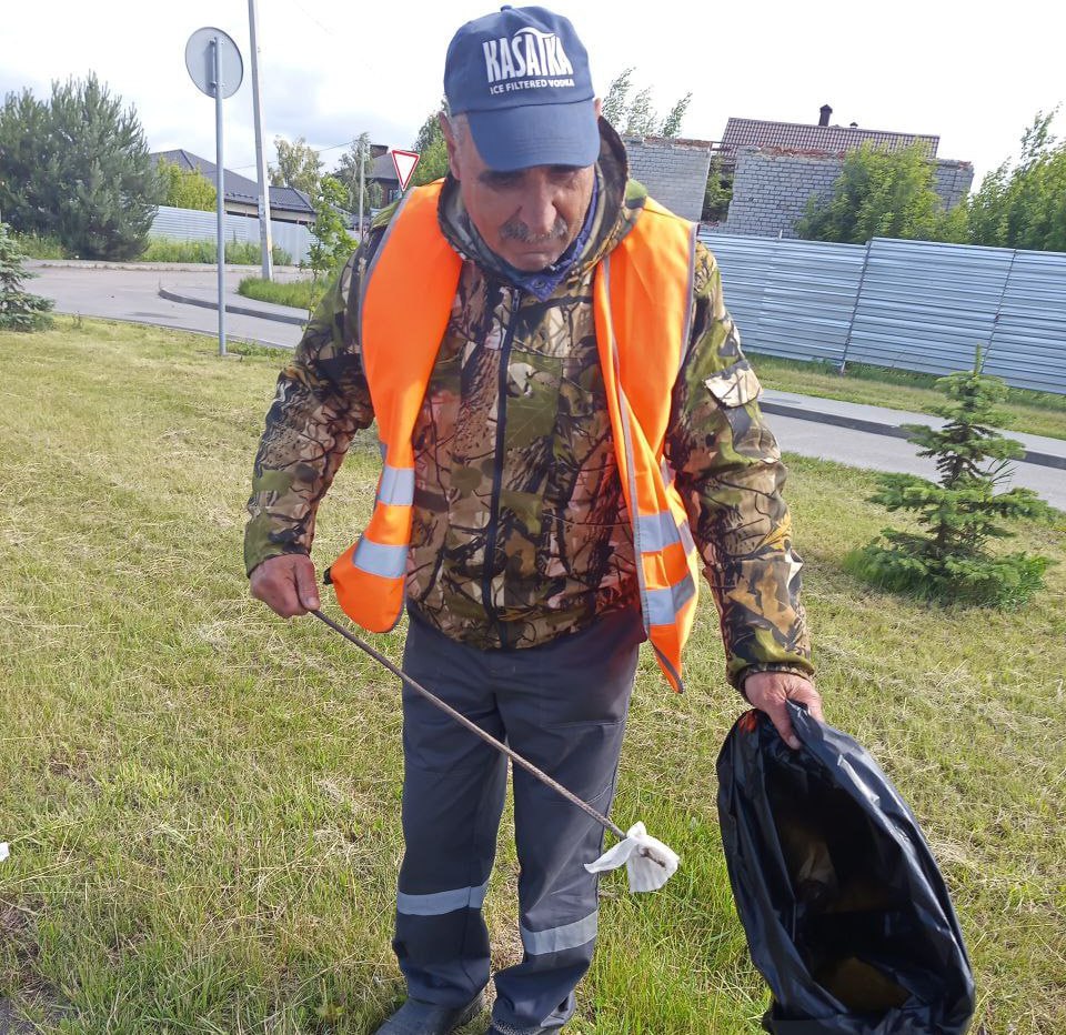 В Курске продолжаются работы по поддержанию чистоты на улицах. По данным комитета жилищно-коммунального хозяйства, в работах задействованы 68 сотрудников и 55 единиц техники. Специализированные организации занимаются уборкой дорог, тротуаров, остановок общественного транспорта и прилегающих территорий. В рамках работ проводится сбор мусора, стрижка травы вдоль дорог, а также удаление пыли и грязи. Также специалисты убирают ливневки от намывов после дождя.