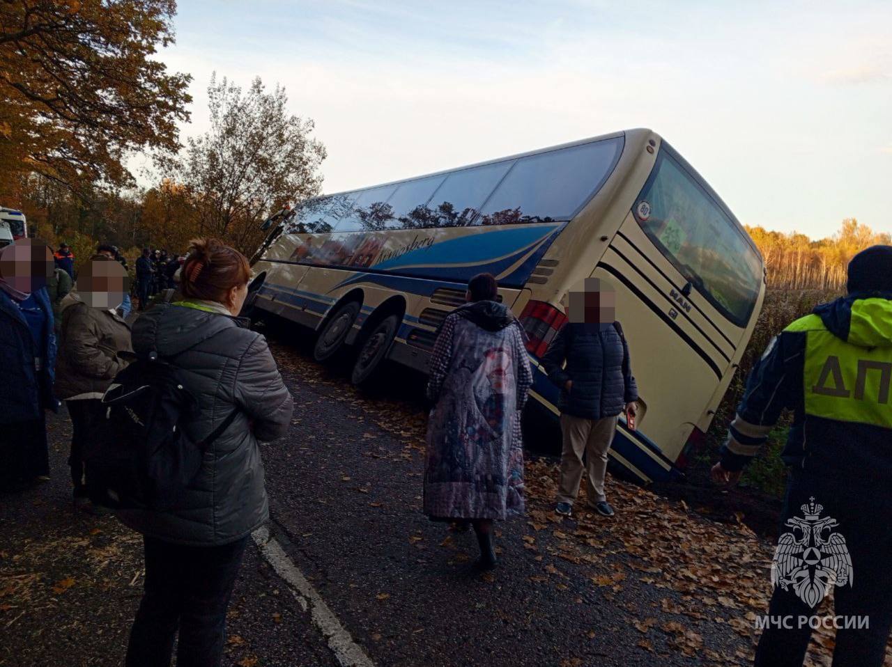 В субботу 25 октября на трассе около поселка Изобильное Полесского муниципального округа не справился с управлением и съехал в кювет водитель экскурсионного автобуса В автобусе находилось 40 человек Пострадавших нет Туроператор направил на место происшествия второй автобус все пассажиры доставлены до места назначения Фото телеграм канал МЧС Калининградской области