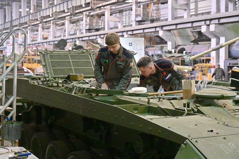  Уралвагонзавод и Уральский федеральный университет запускают проект по подготовке специалистов Совместный проект предполагает разработку специализированных образовательных программ, модернизацию образовательной инфраструктуры и внедрение передовых технологий в обучение. Основой сотрудничества станет разработка образовательных программ, объединяющих Нижнетагильский машиностроительный техникум и Нижнетагильский технологический институт — филиалы УрФУ и Уралвагонзавод. Возможен прием на совместные программы студентов техникума и института, что обеспечит непрерывность образования от среднего специального до высшего. Это позволит готовить специалистов, чьи компетенции соответствуют запросам производства. Подробности читайте на сайте «Областной газеты». Павел Ворожцов, фотоархив «Областной газеты» Подписаться на «ОГ» Прислать новость Поддержать канал