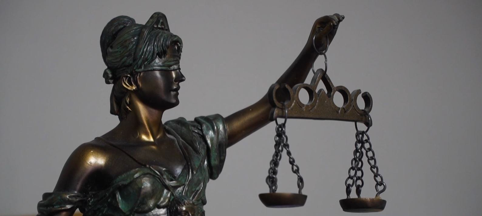 Следивший за бывшей женой барнаулец отправится на скамью подсудимых Житель Индустриального района из за личной неприязни стал собирать сведения о своей бывшей супруге и ее сожителе Он осуществлял слежку и с помощью технического устройства записывал разговоры пары Потерпевший заметил пристальное внимание к своей персоне и обратился в полицию Накануне расследование уголовного дела по ч 1 ст 137 УКРФ незаконное собирание сведений о частной жизни лица составляющих его личную тайну без его согласия завершилось Уголовное дело с утвержденным прокурором обвинительным заключением направлено в суд передает Следственный комитет Алтайского края