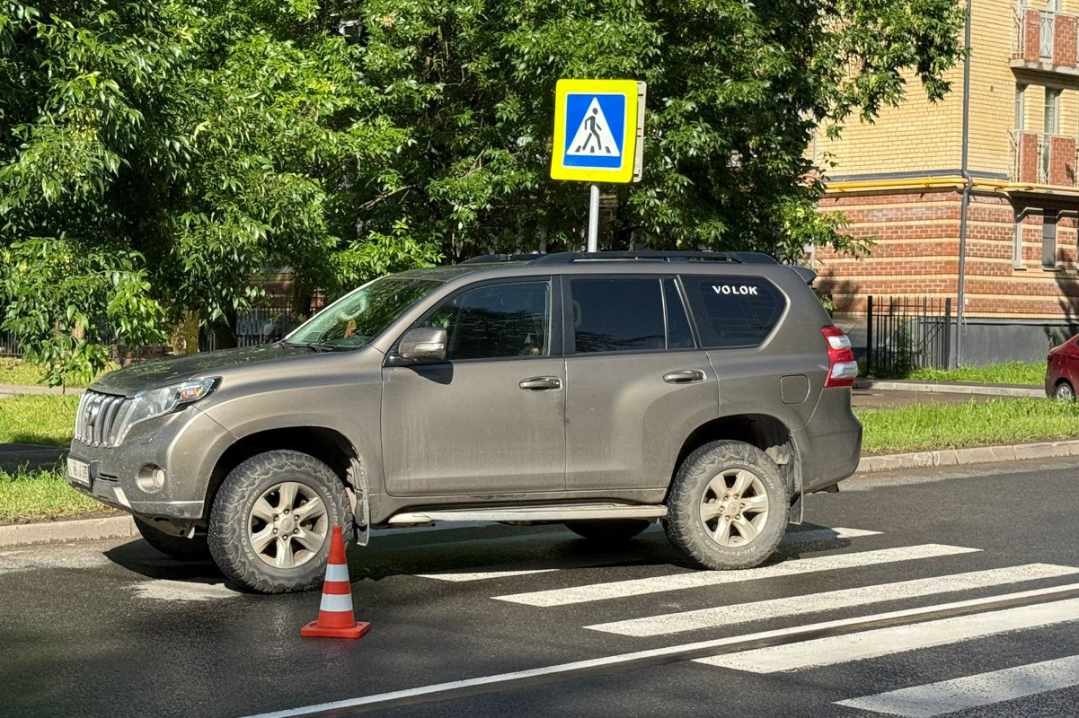В Вологде водитель внедорожника сбил на пешеходном переходе 9-летнего ребенка  ДТП произошло сегодня, 1 июля, в 15:15 у дома № 1-б на улице Беляева.  По предварительным данным, 47-летний водитель автомобиля «Тойота Ленд Крузер Прадо», двигавшийся по улице Пригородной, при повороте налево на улицу Беляева сбил девочку 2015 года рождения, которая переходила дорогу по нерегулируемому пешеходному переходу.  Девочка получила различные травмы, в связи с которыми бригада скорой помощи доставила ее в больницу.