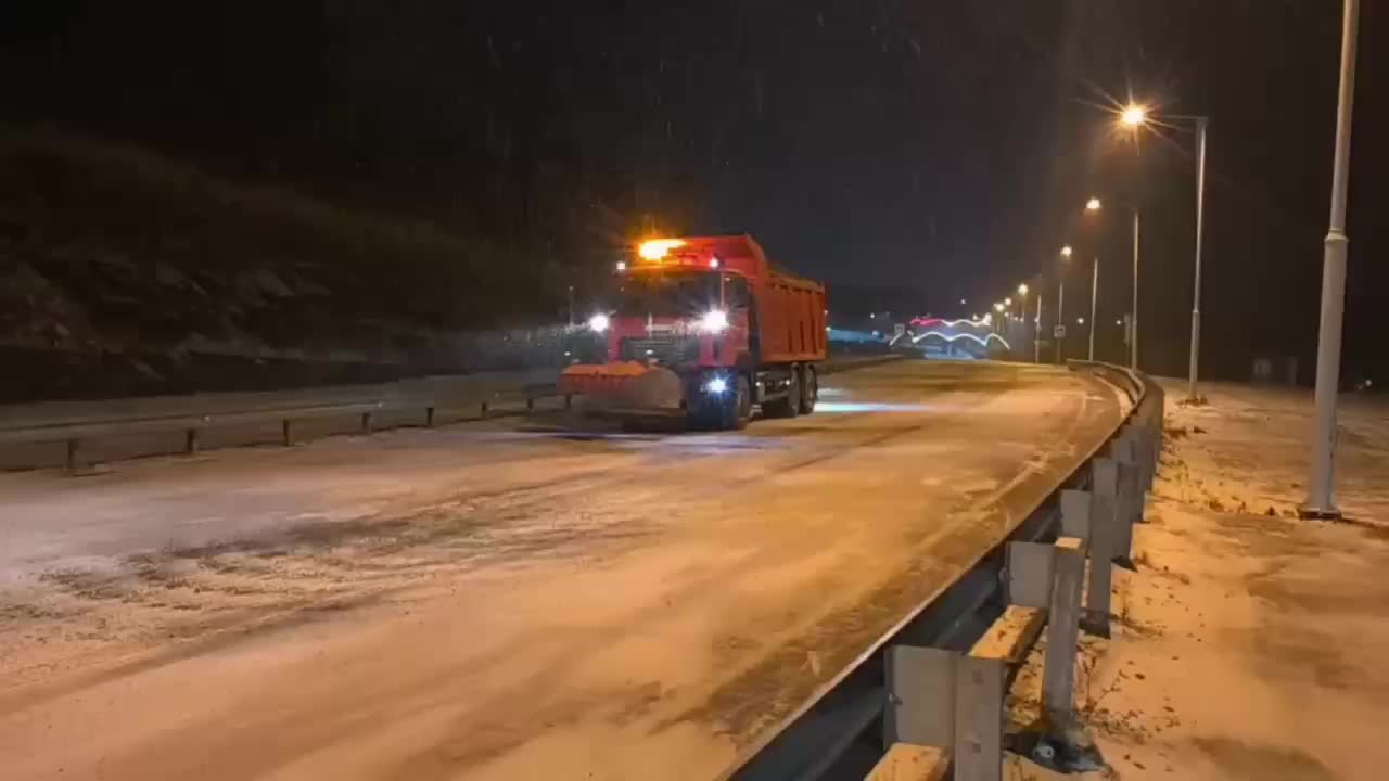 Во Владивостоке продолжается ликвидация последствий снегопада