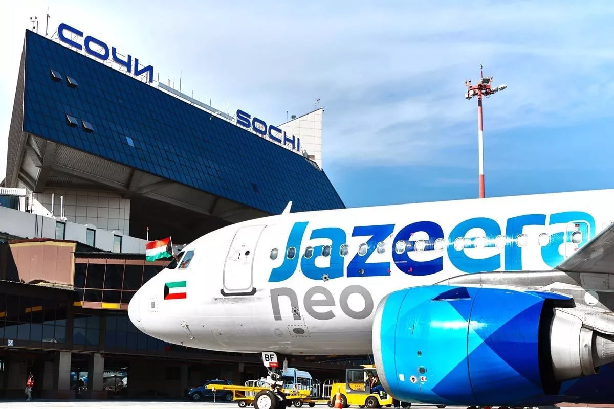 Авиакомпания JazzeraAirways планирует выполнять рейсы между Кувейтом и Сочи зимой Полеты запланированы с 15 декабря дважды в неделю Выполняться они будут на самолетах Airbus A 320 которые вмещают до 174 пассажиров Кубанские Новости Мы в MAX
