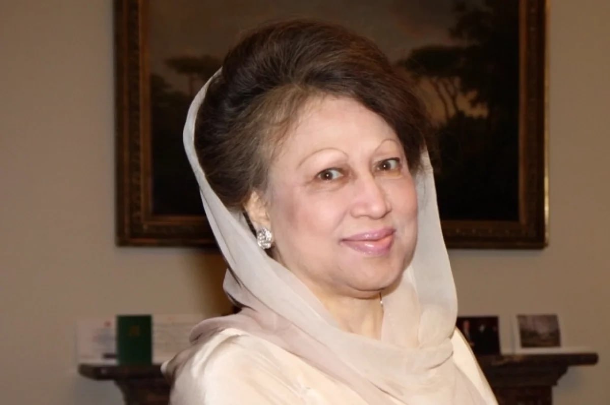 Умерла экс премьер Бангладеш Халеда Зия Бывший премьер министр Бангладеш и председатель Национальной партии республики BNP умерла на 80 м году жизни Председательница партии BNP и бывший премьер министр Бегум Халеда Зиа скончалась сегодня в 6 утра сразу после утренней молитвы говорится в заявлении на странице партии в Facebook 2 декабря вице председатель BNP Ахмед Азам Хан сообщил что Халеда Зия проходит интенсивное лечение в отделении коронарной терапии в одной из больниц Дакки из за давних осложнений связанных с печенью почками и сердцем Он отметил что она находится в критическом состоянии Халеда Зия в 1991 году возглавила правительство Бангладеш став первой женщиной на этом посту В 1996 году в связи с протестами оппозиции она была вынуждена уйти в отставку однако в 2001 году вновь стала премьер министром и оставалась на высокой государственной должности до 2006 года В сентябре 2007 года Халеда Зия была арестована по обвинению в коррупции и приговорена к тюремному заключению через год была освобождена под залог Впоследствии в отношении экс премьера возбудили десятки дел ruoxuaz Бангладеш   Новости Азербайджана Написать нам