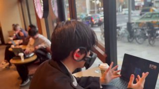 Маска с шумоподавлением новый уровень приватности Стартап Verne Technologies выпустил маску с шумоподавлением позволяющую комфортно общаться в шумных местах таких как офисы или кафе Это нововведение создает возможность для приватных разговоров благодаря технологии которая блокирует ваш голос Устройство рассматривается как важный шаг к будущему где голосовые ассистенты станут неотъемлемой частью нашей жизни Стоимость маски начинается от 35 тысяч рублей технологии инновации Russia News Подпишись