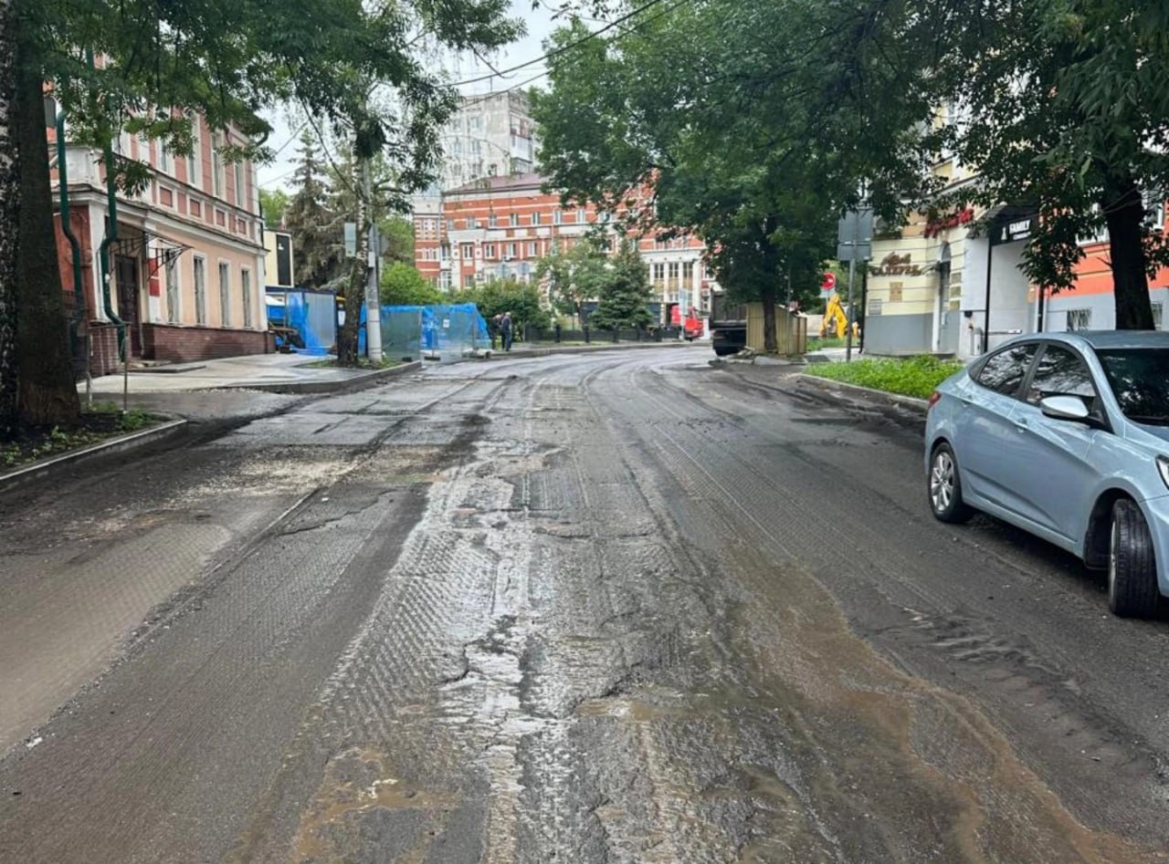 В центре начинается еще один ремонт — он затронет улицу Академика Блохиной. Там планируют полностью заменить асфальт и люки. Ремонт дорог на улицах Володарского и Академика Блохиной оценили в 58 млн рублей. Подрядчик — «Сибирский региональный союз» из Омска. Судя по документам, компания должна завершить работы до 30 сентября. Подпишись Предложи новость