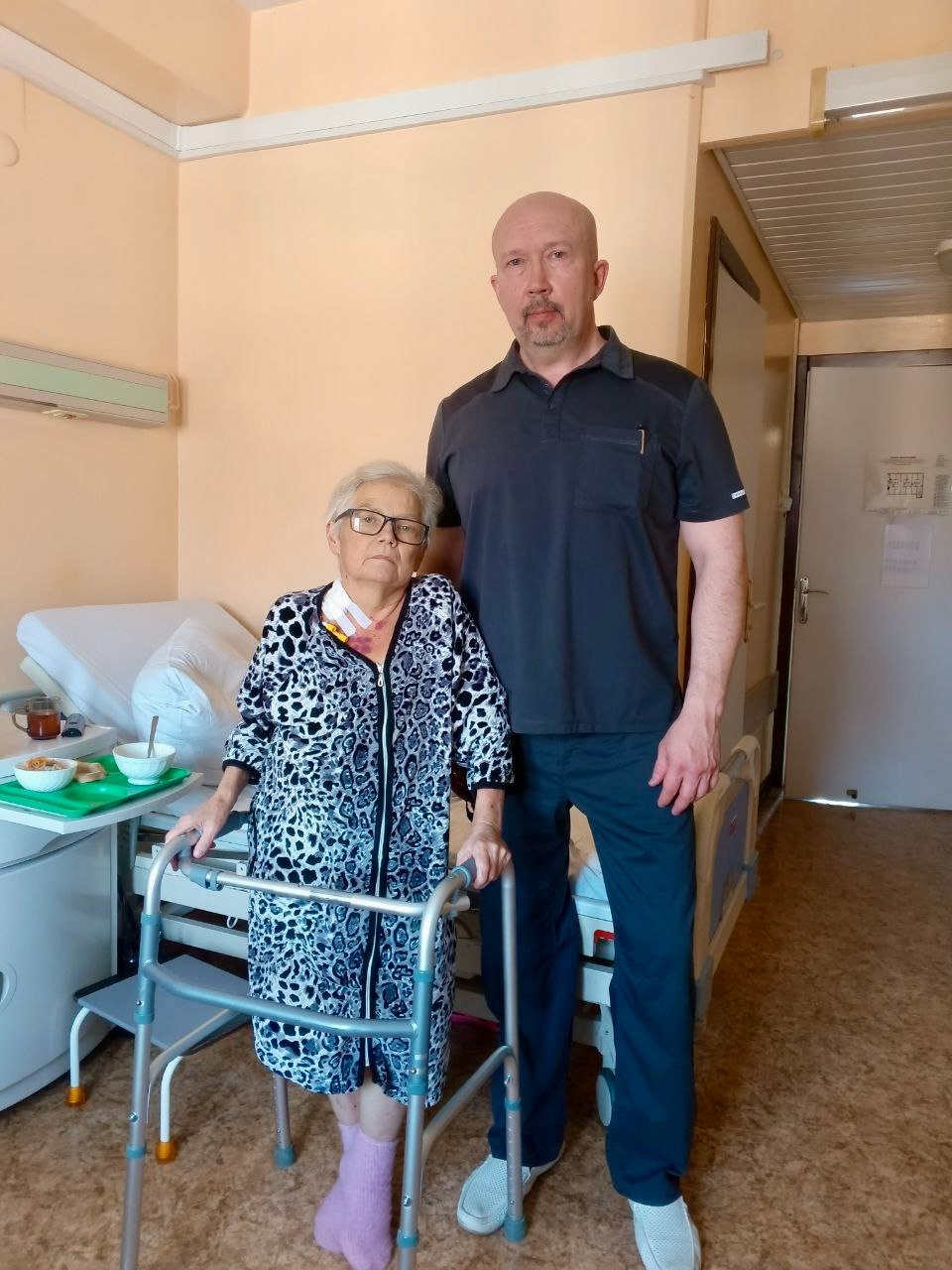 Врачи ОКБ № 1 подарили тюменке вторую жизнь 58-летняя Елена Павловна столкнулась с серьёзным заболеванием — циррозом печени, развившимся на фоне первичного билиарного холангита. Состояние ухудшалось, и пациентке потребовалась срочная пересадка печени. Через месяц пациентка уже лежала на операционном столе. «У неё был напряжённый асцит — критическое состояние с избыточным скоплением жидкости в брюшной полости. Мы госпитализировали её заранее, стабилизировали состояние, и трансплантация прошла хорошо», — рассказывает руководитель Центра трансплантации органов и тканей человека, хирург Сергей Борисович Семченко. Однако после операции, из-за остеопороза, произошёл перелом бедренной кости. Тогда к лечению подключились травматологи-ортопеды, выполнив эндопротезирование тазобедренного сустава. «Непростая задача стояла перед анестезиологической службой. Однако операция прошла штатно, без осложнений. Нам удалось её вертикализировать», — отмечает врач травматолог-ортопед Андрей Мирославович Стасюк. Сейчас Елена Павловна чувствует себя отлично: она активно ходит, разрабатывает сустав и постепенно возвращается к полноценной жизни. #ОКБ1 #медицина_ТО