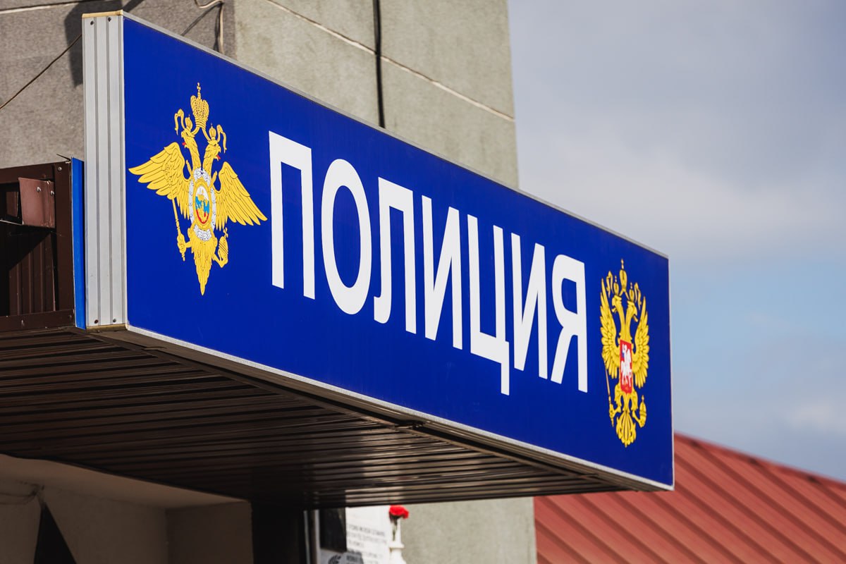 Челябинская область на втором месте в России по уровню расследования наркопреступлений Челябинская область второе место в России после Москвы по количеству расследованных групповых наркопреступлений превысив 1 1 тысячи случаев Как сообщили в пресс службе областного полицейского главка в прошлом году полиция ликвидировала 14 крупных нарколабораторий в Магнитогорске и Карталинском районе изъяв более 1 тонны 200 килограммов наркотиков В Челябинской области в целом выявлено около 7 5 тысяч преступлений связанных с незаконным оборотом наркотиков При этом в экономической сфере зарегистрировано свыше 2 тысяч преступлений при этом эффективность борьбы с махинациями в сфере ЖКХ возросла в 4 раза В 2025 году ущерб от IT мошенников среди населения составил более 3 миллиардов рублей но в регионе наблюдается снижение числа подобных атак на 10 Полиция применяет креативные методы информирования включая ростовые фигуры у банкоматов и аудиовещания из патрульных машин и торговых центров eugenejut