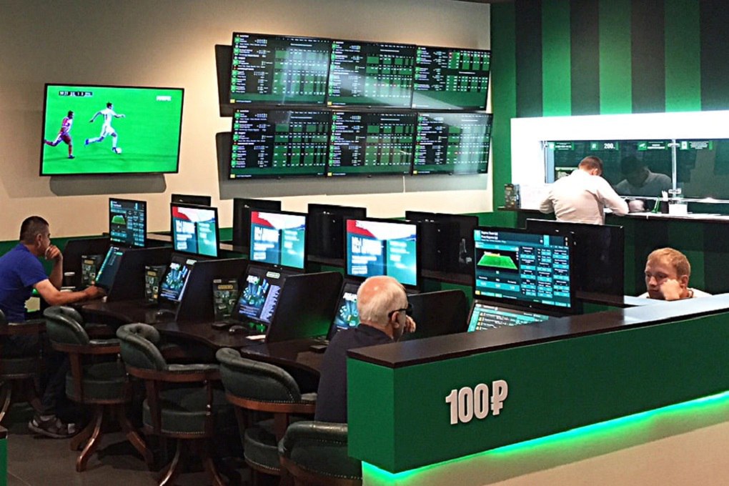 С кредиток запретят тратить деньги на онлайн ставки Со следующего года операции в адрес букмекеров будут блокировать по специальным MCC кодам Авторы инициативы считают что это сократит траты на игру в долг на треть Правда как отмечают аналитики часть рынка находится в серой зоне где ставки маскируют под обычные покупки К тому же ни один кредитор не сможет отследить схему с двойным переводом или оплатой наличными снятыми с той же кредитной карты Фото Анатолий Рудаков Российская газета