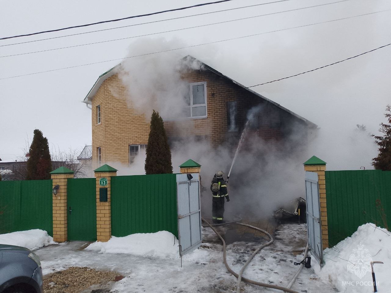 В Медведевском районе огнем поврежден жилой дом    11 января серьезный пожар произошел в деревне Тойкино Медведевского района. Объектом возгорания стал 2-этажный жилой дом, расположенный на территории частного хозяйства.    На момент происшествия в постройке находились супруги и их совершеннолетний сын.    Около 14:20 мужчина услышал звук сработавшей сигнализации автомобиля. После этого он заметил языки пламени. Гражданин незамедлительно сообщил о начавшемся пожаре родственникам, все члены семьи благополучно вышли в безопасное место.    К прибытию пожарных подразделений площадь возгорания составляла около 100 квадратных метров.    В тушении пожара было задействовано 7 боевых отделений.  Огнеборцы локализовали и ликвидировали открытое горение.  В результате случившегося дом поврежден. Мужчина успел отогнать автомобиль, транспортное средство не пострадало.    Причину возгорания выясняют специалисты государственного пожарного надзора.  МЧС России напоминает!   Соблюдай правила пожарной безопасности!   Ваша безопасность – Ваша ответственность!   Телефоны пожарных и спасателей – 01 и 112.   «Телефон доверия» ГУ МЧС России по Республике Марий Эл –  8362  69-02-63.    МЧС Марий Эл.ПОДПИСАТЬСЯ.