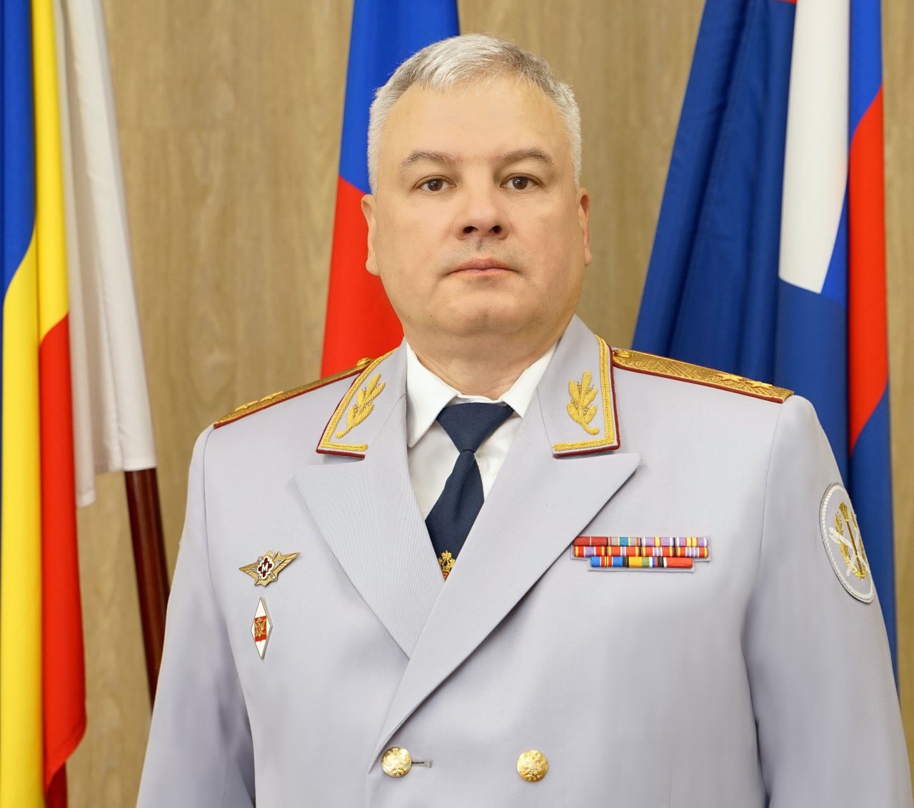 Экс-глава ростовского ФСИН и ветеран СВО стал вице-мэром Красноярска Дмитрий Безруких назначен заместителем главы Красноярска и руководителем департамента горхозяйства и транспорта. Судя по сайту мэрии, он находился в резерве управленческих кадров. Безруких родился в поселке Невонка Богучанского района. С конца 90-х он работал в органах внутренних дел и уголовно-исполнительной системе. С 2020 по июль 2024 года возглавлял ФСИН по Ростовской области, ушел в отставку после захвата заложников в ростовском СИЗО. «Горновости» называют Дмитрия Безруких ветераном СВО. Это Борус.Люди
