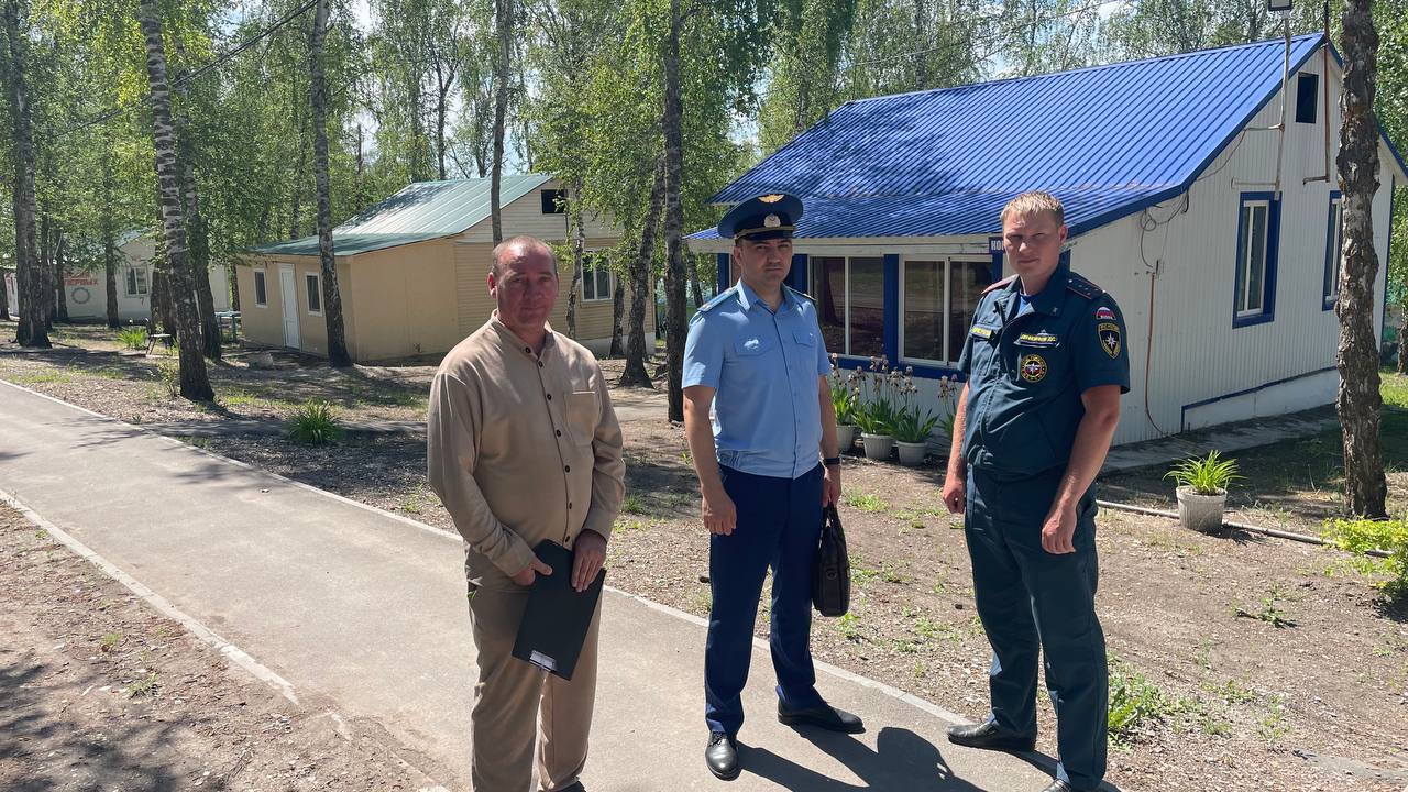 Вопросы обеспечения безопасности в ходе проведения летней оздоровительной кампании находятся на особом контроле надзорного ведомства. Вольская межрайонная прокуратура совместно со специалистами Северного ТО Роспотребнадзора по Саратовской области, ГУ МЧС России по Саратовской области провела проверку подготовки к летней оздоровительной кампании в АО «Санаторий Светлана», санатории «Синяя птица», детском оздоровительно-образовательном центре «Цементник». В ходе визита дана оценка условиям пребывания несовершеннолетних, соблюдению санитарно-эпидемиологического и противопожарного законодательства. Отдельное внимание обращено на обеспечение безопасного пребывания детей. По результатам проверки при наличии оснований будут приняты меры прокурорского реагирования.