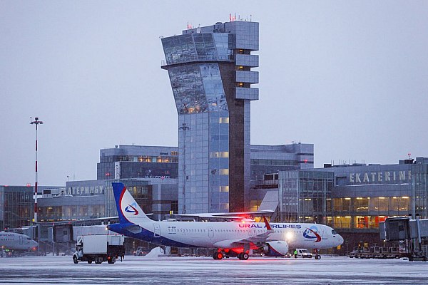 Авиакомпания Уральские авиалинии запускает рейс по маршруту Екатеринбург Доха С 19 марта впервые из Екатеринбурга стартует чартерная программа в Доху на крыльях авиакомпании Уральские авиалинии Об этом сообщает AVIA RU со ссылкой на данные авиаперевозчика Рейс будет выполняться один раз в неделю по четвергам Согласно расписанию вылет рейса U6 7135 Екатеринбург Доха в 11 30 прибытие в 14 50 вылет обратного рейса U6 7136 Доха Екатеринбург в 15 50 прибытие в 23 05 Катар одно из самых новых и модных направлений для туристов которое стало уже очень востребовано среди семей пар и бизнес туристов Теперь от изумрудных Уральских гор до жемчужин Арабского залива рукой подать отмечается в сообщении авиакомпании aviaru net n292506