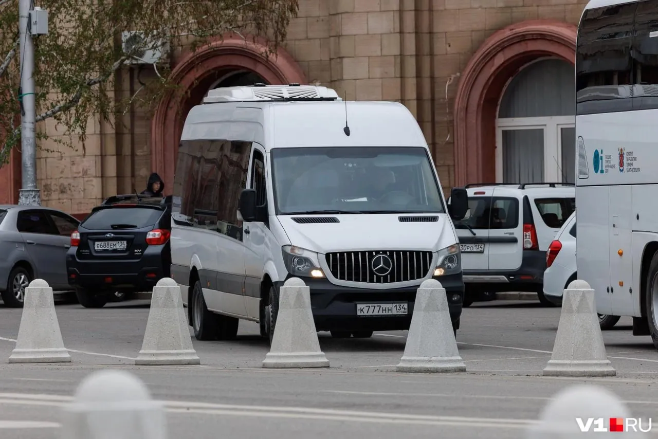 Суд требует 19 миллионов рублей у сопровождавшего губернатора инспектора ГАИ Андрея Борисова По версии прокуратуры на счета полицейского поступило более 19 3 млн рублей законность которых он не смог подтвердить Надзорное ведомство считает что Борисов и его близкие занимались масштабной куплей продажей автомобилей За годы оформлено около 220 сделок на сумму свыше 65 млн рублей Первое заседание по делу состоится 24 июня Тут канал без замедлений