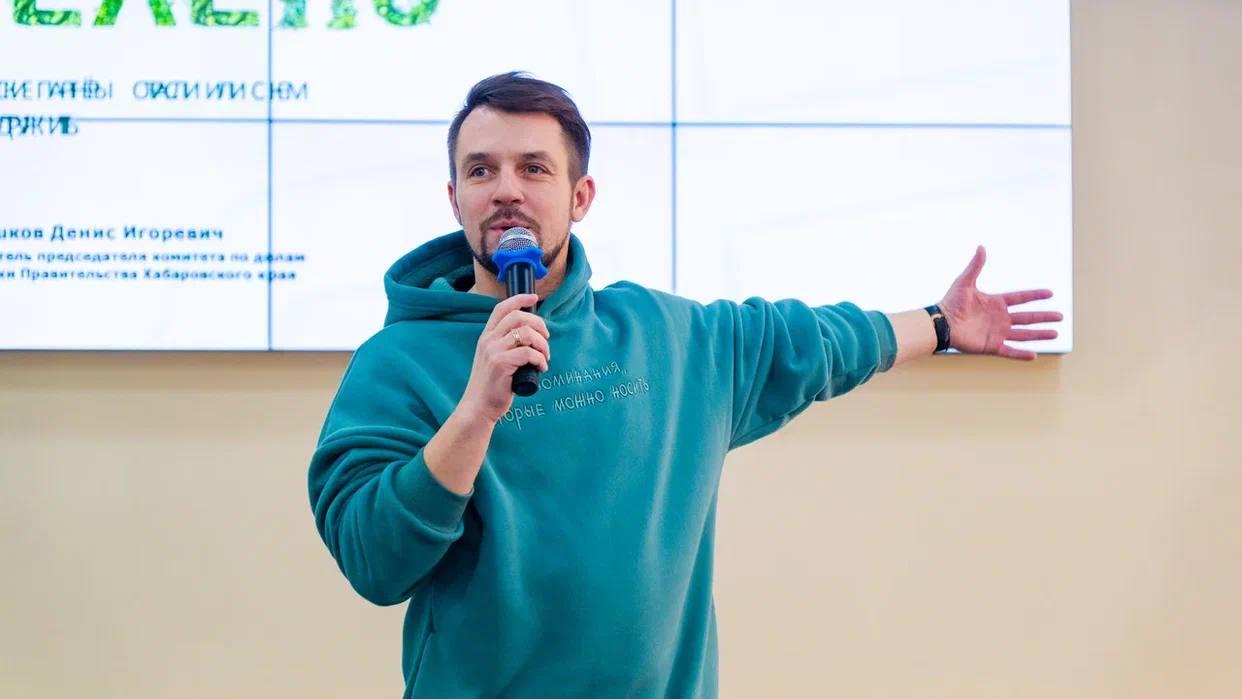 Вечерний Хабаровск По материалам прокуратуры Хабаровского края уволен - в связи с утратой доверия - зампредседателя краевого комитета по делам молодежи. Прокуратура провела проверку соблюдения заместителем председателя комитета по делам молодежи правительства Хабаровского края Денисом Копышковым требований антикоррупционного законодательства. Проверка показала, что чиновник занимался внаглую предпринимательской деятельностью. Он установил в подведомственных госучреждениях весьма прибыльные аппараты по продаже кофе чем нарушил предусмотренные законом для госслужащих запреты и ограничения . Но предусмотрительно оформил их на близких родственников. Управление губернатора и правительства Хабаровского края по противодействию коррупции подтвердило доводы, изложенные в информации прокуратуры края. В... подробнее на канале: Вечерний Хабаровск @