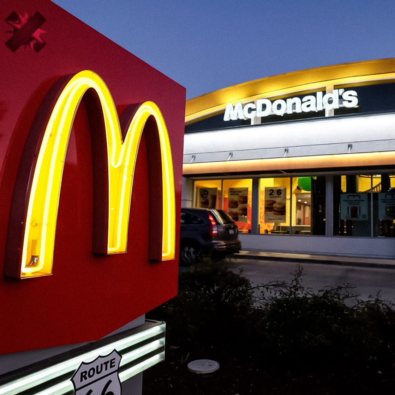 McDonald s может потерять товарные знаки в России в 2026 году У компании заканчивается срок действия прав на Макдоналдс Биг Мак и Чикен Макнаггетс Если бренд не продлит их до 22 января 2026 года и пропустит льготный срок восстановить права будет уже невозможно ждем возвращения названия McDonald s   так а что изменится НЕ МОРГЕНШТЕРН